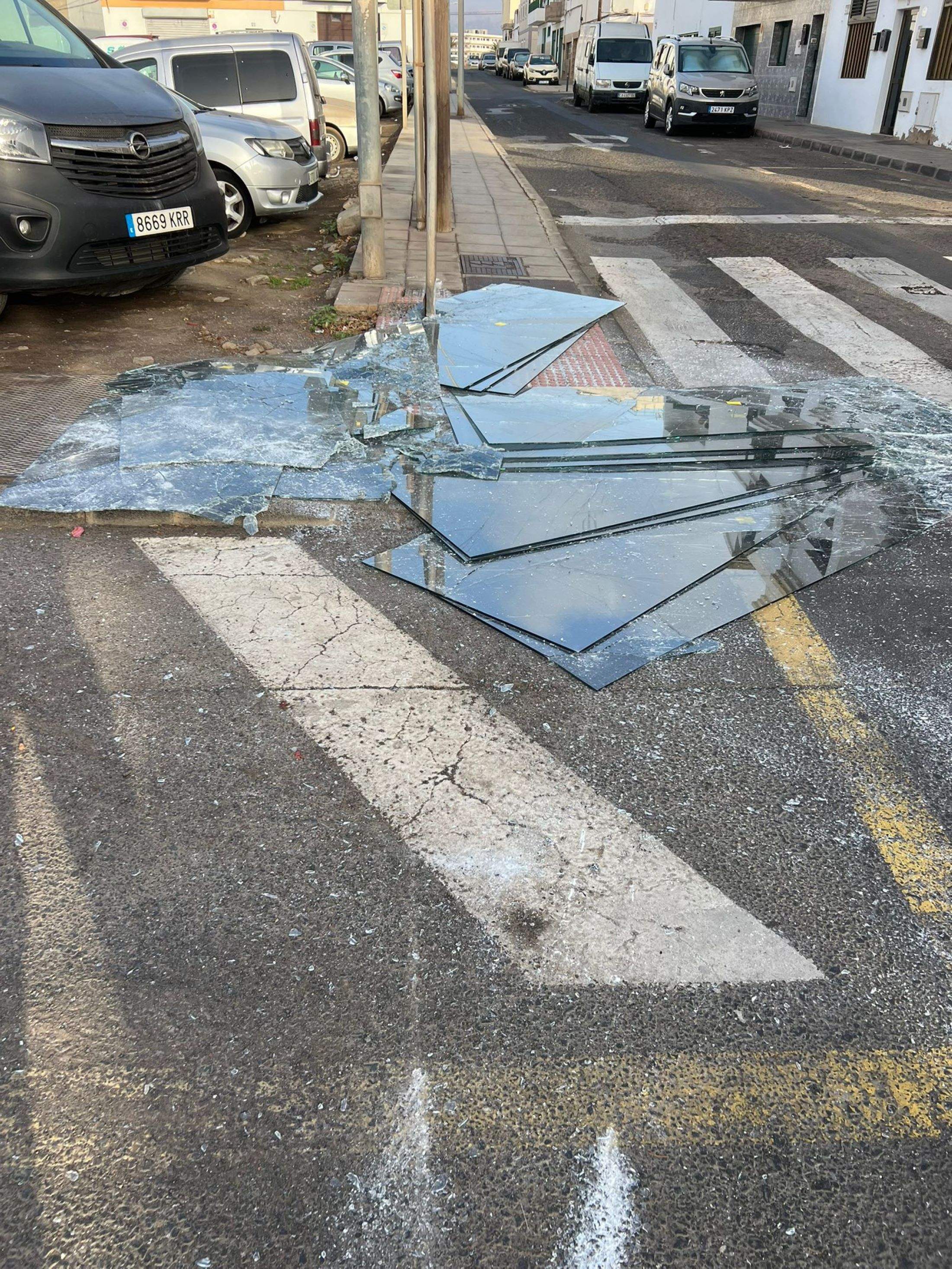 Retiran planchas de cristal caídas en plena calle en  Arrecife