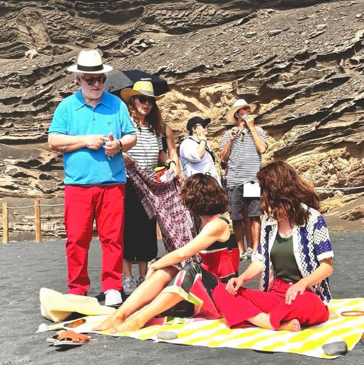 Pedro Almodovar en el Rodaje de 'Amarga Navidad'. Foto: Instagram.