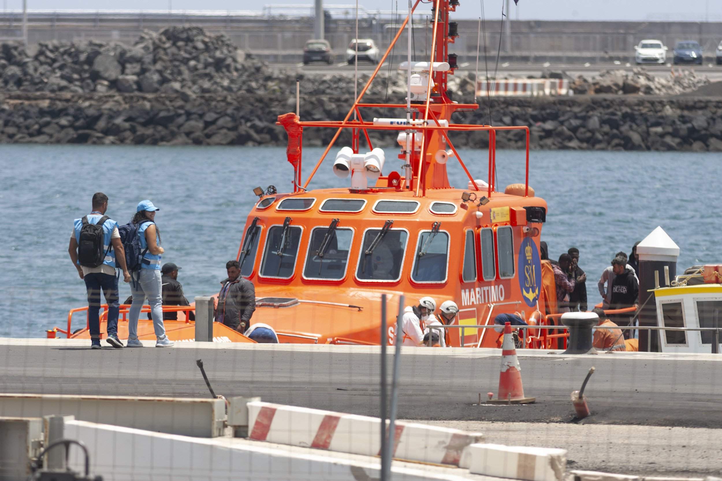 La Salvamar Al Nair rescata a los supervivientes de una neumática el 29 de julio en Lanzarote. Foto: Juan Mateos.