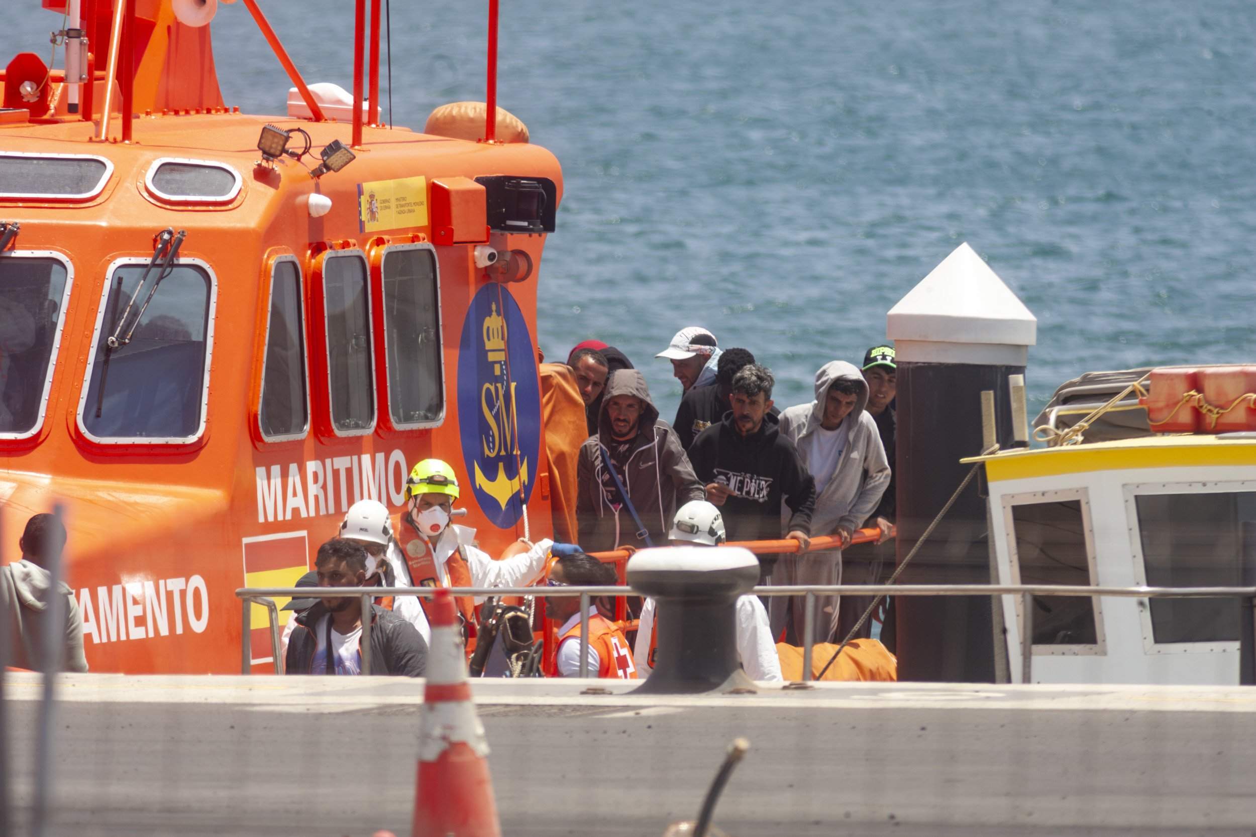La Salvamar Al Nair rescata a los supervivientes de una neumática el 29 de julio en Lanzarote. Foto: Juan Mateos.