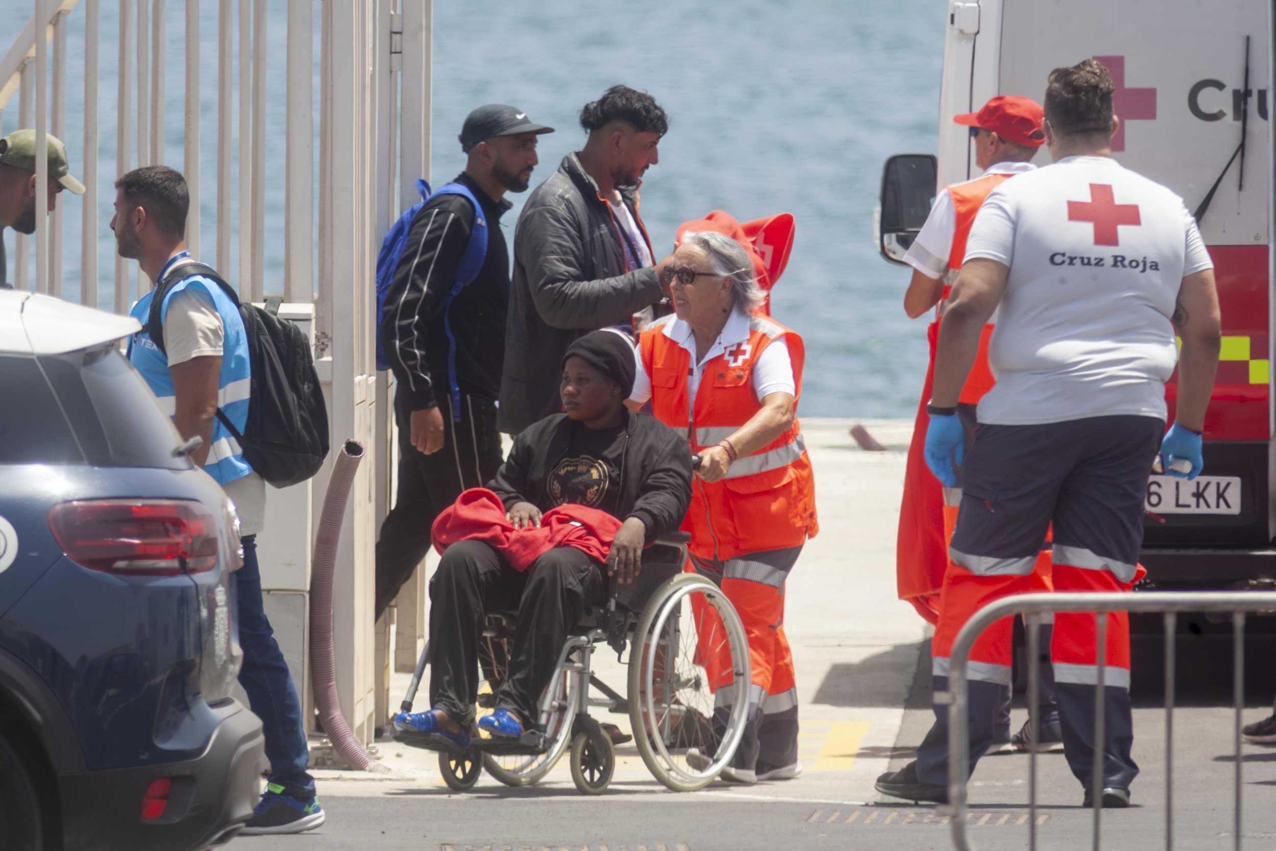 La Salvamar Al Nair rescata a los supervivientes de una neumática el 29 de julio en Lanzarote. Foto: Juan Mateos.