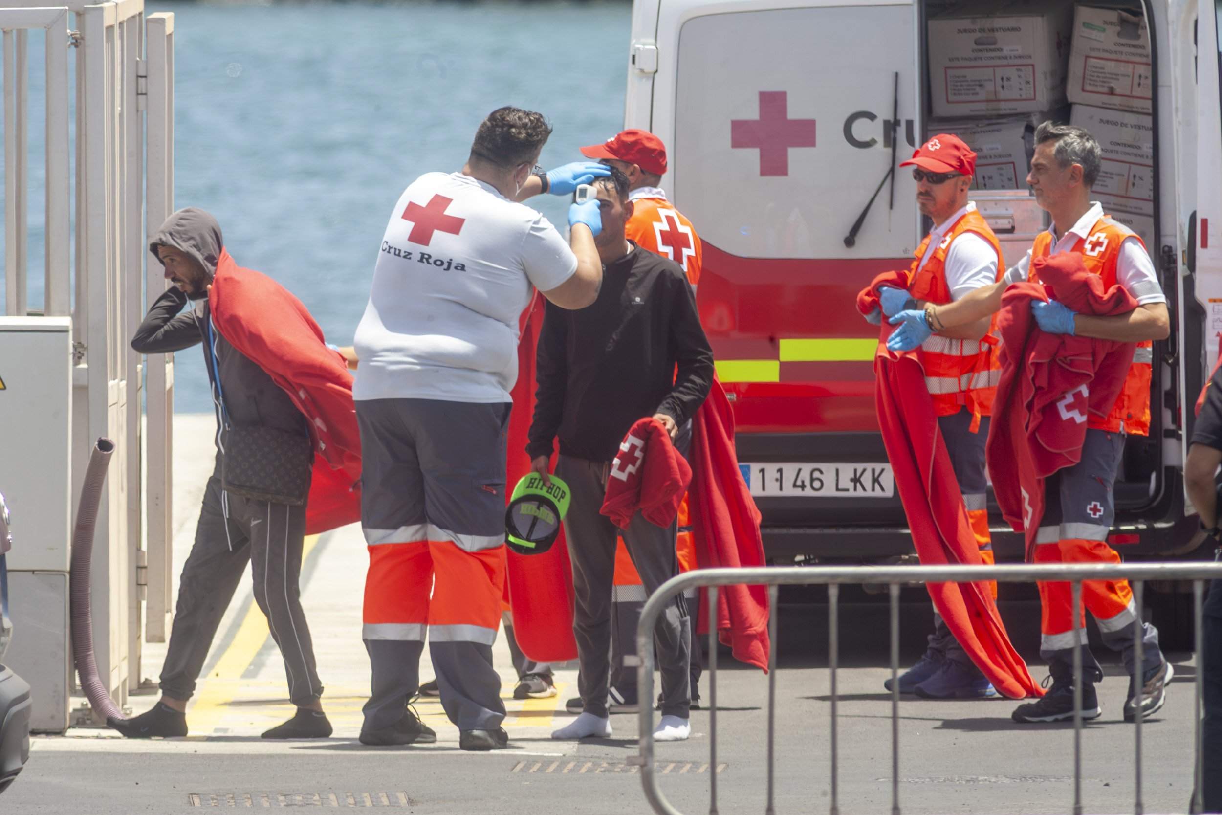 La Salvamar Al Nair rescata a los supervivientes de una neumática el 29 de julio en Lanzarote. Foto: Juan Mateos.