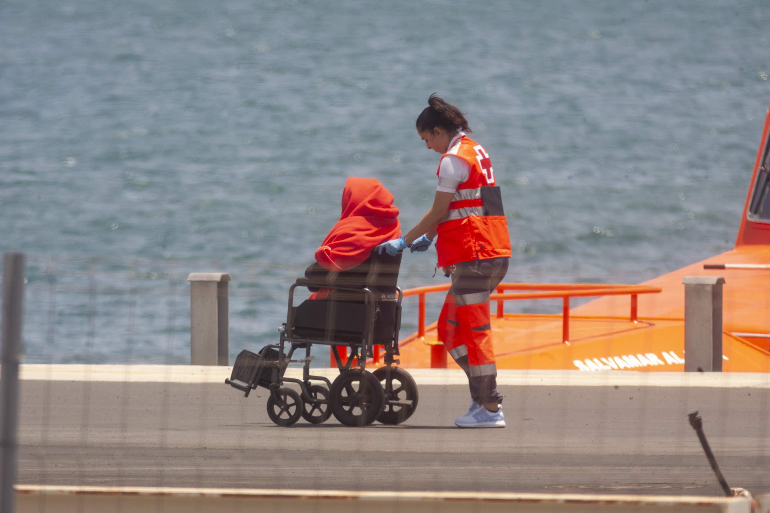 La Salvamar Al Nair rescata a los supervivientes de una neumática el 29 de julio en Lanzarote. Foto: Juan Mateos.