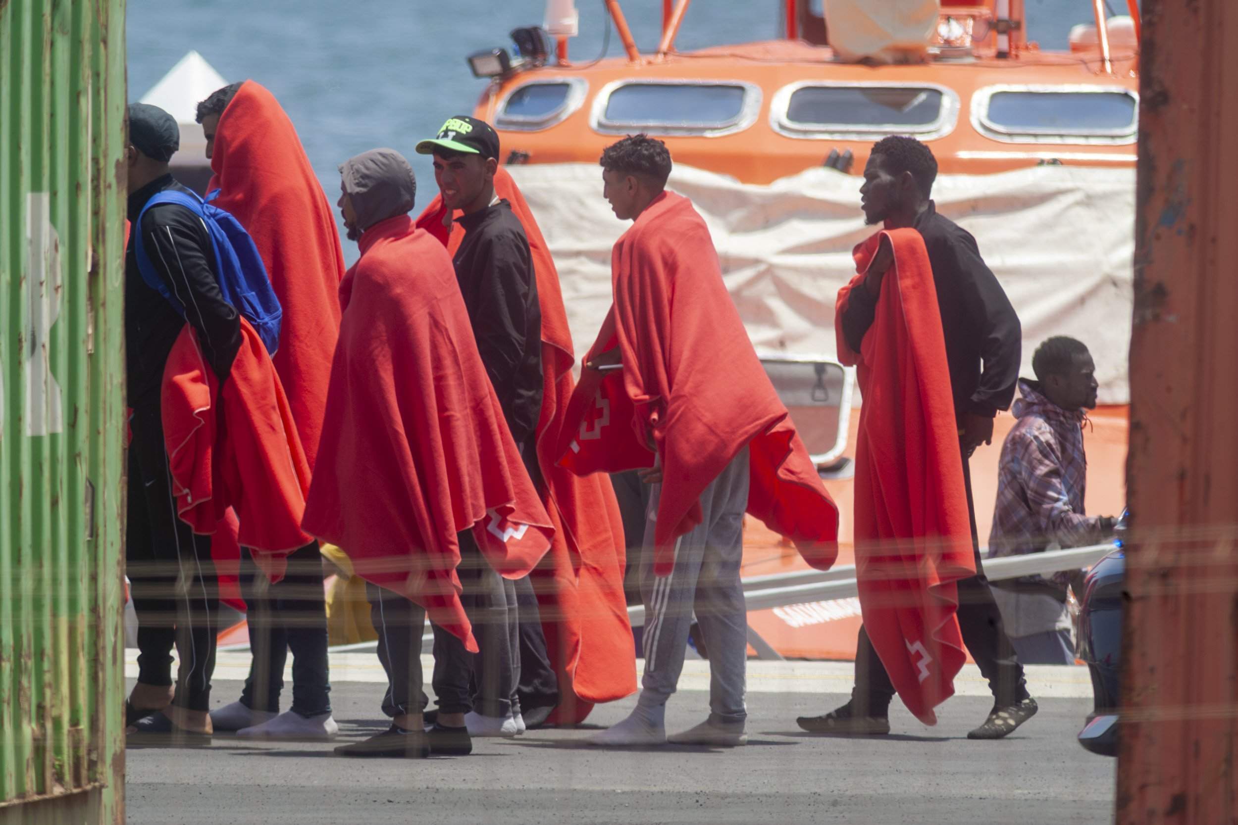 La Salvamar Al Nair rescata a los supervivientes de una neumática el 29 de julio en Lanzarote. Foto: Juan Mateos.