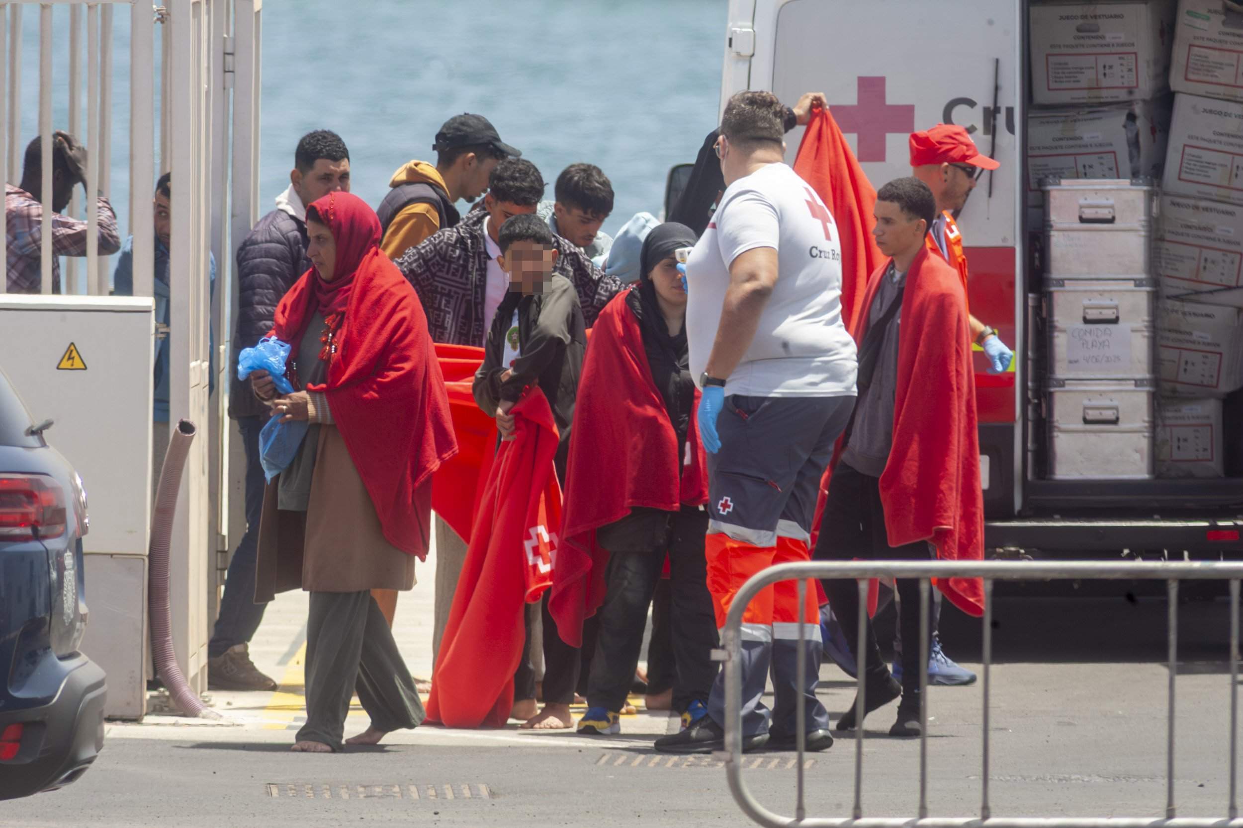 La Salvamar Al Nair rescata a los supervivientes de una neumática el 29 de julio en Lanzarote. Foto: Juan Mateos.