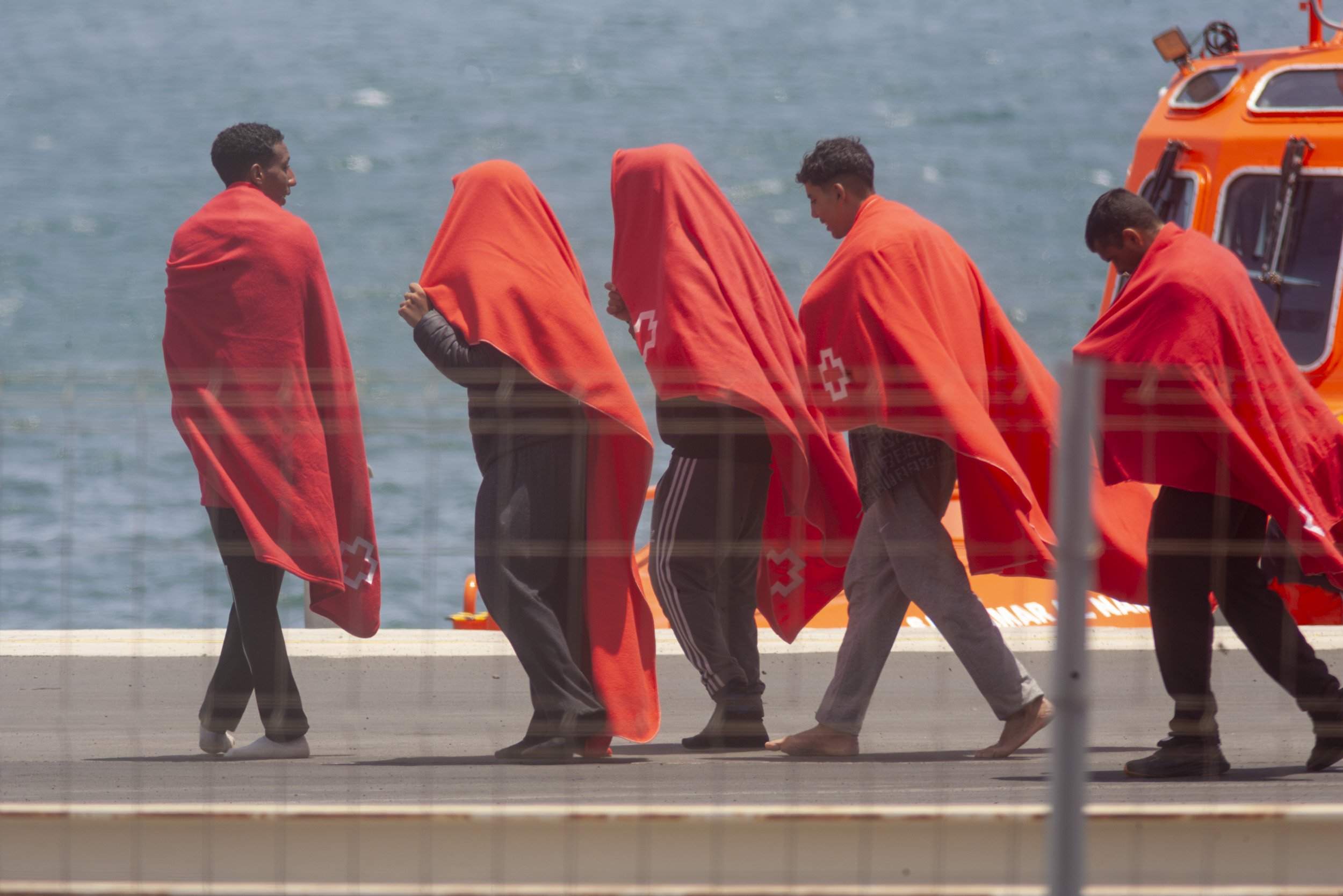 La Salvamar Al Nair rescata a los supervivientes de una neumática el 29 de julio en Lanzarote. Foto: Juan Mateos.