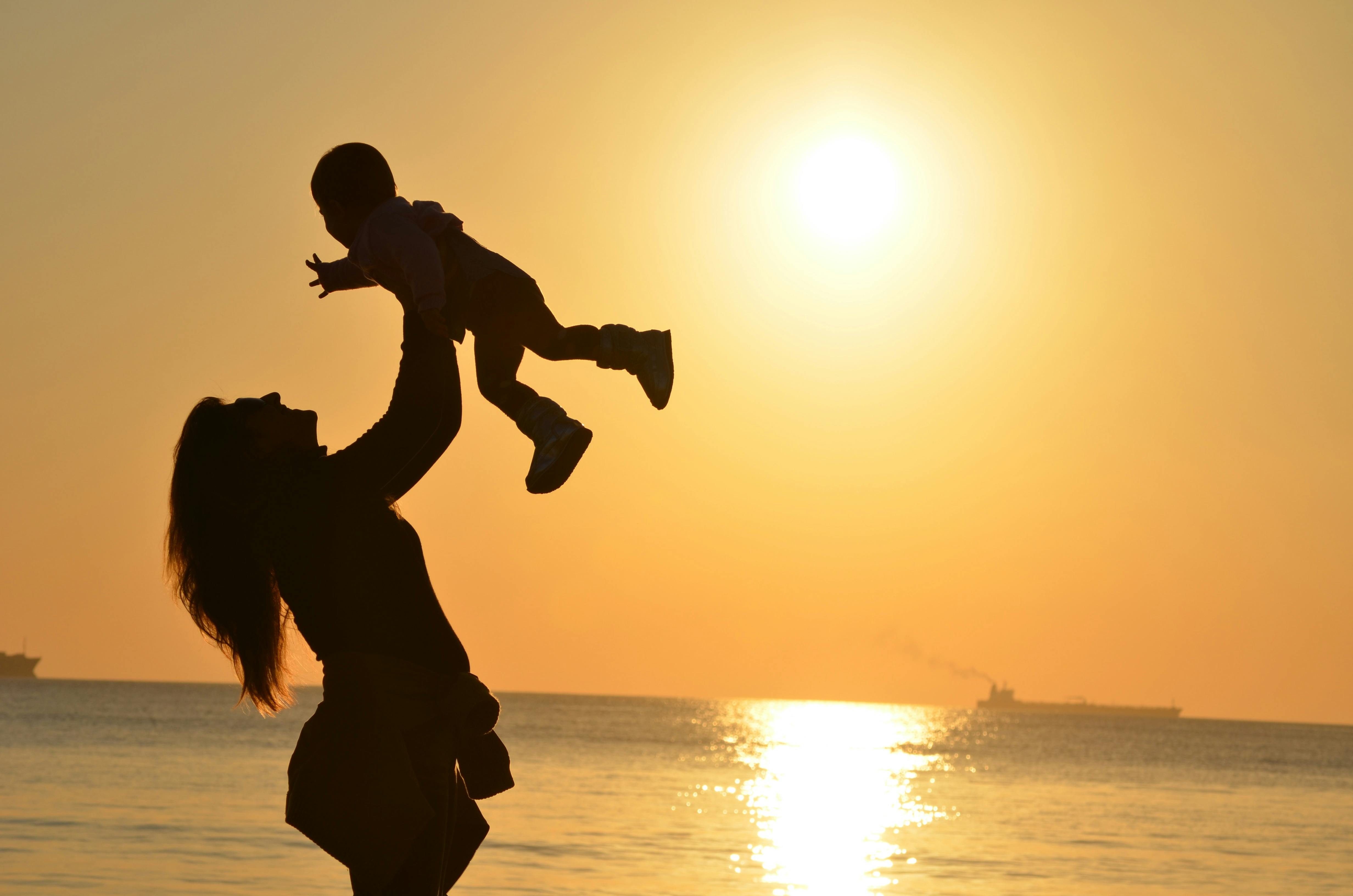 Una madre con su hijo. Foto: Pixabay.