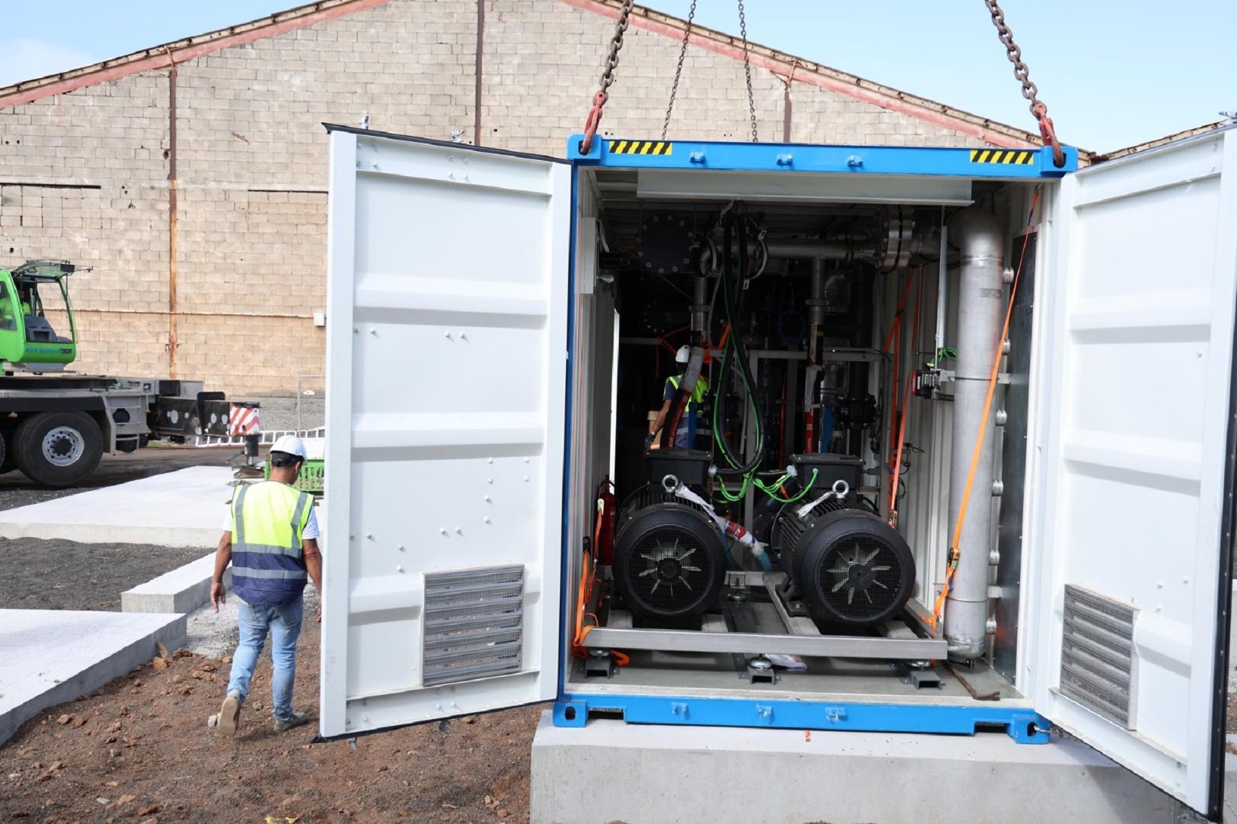 Interior de la desaladora portátil para agua agrícola. Foto: Cabildo de Lanzarote.