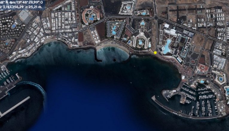 En amarillo el punto que sitúa el emisario submarino no autorizado de Playa Blanca
