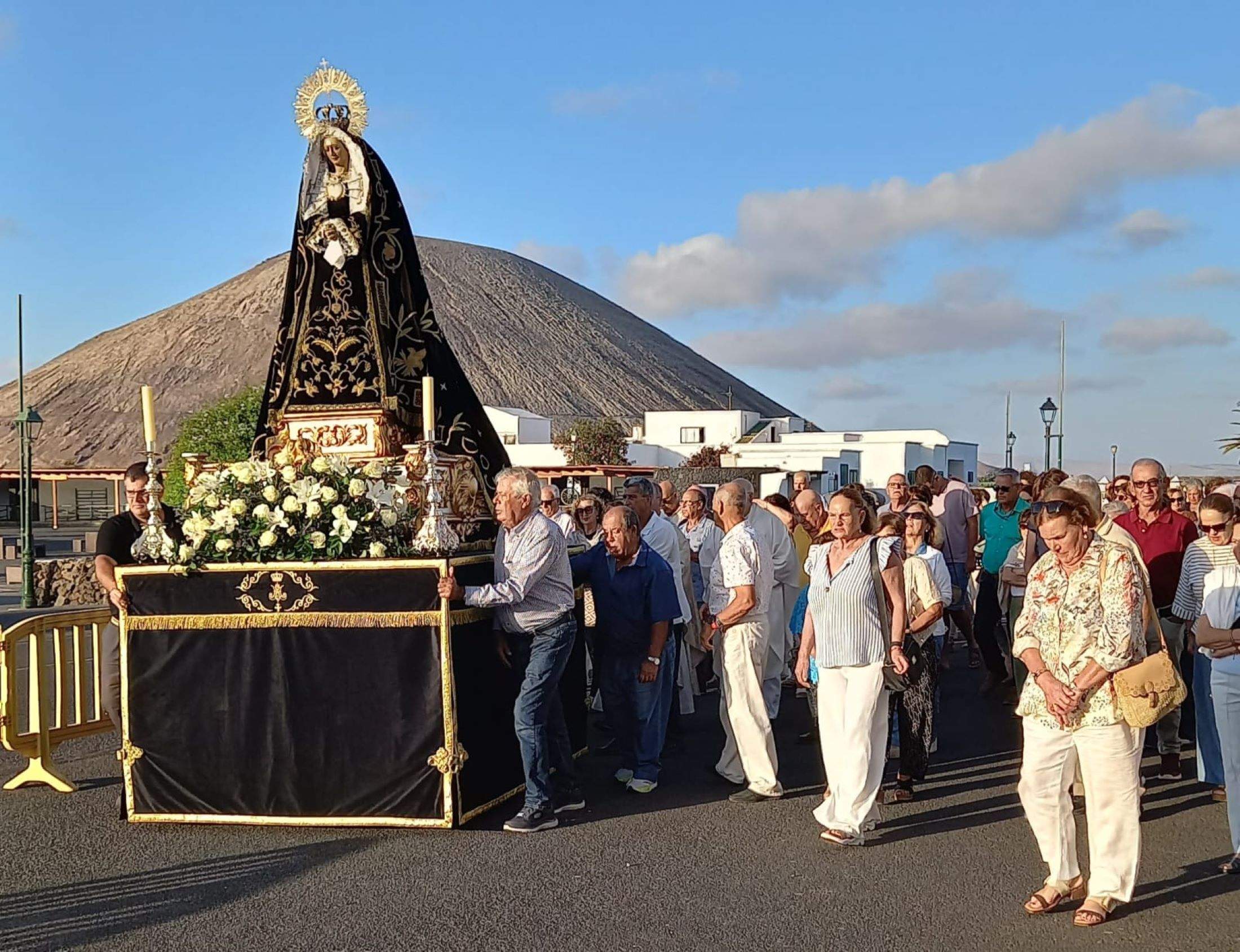 Mancha Blanca se llena de fe para honrar la promesa hecha bajo el fuego del volcán
