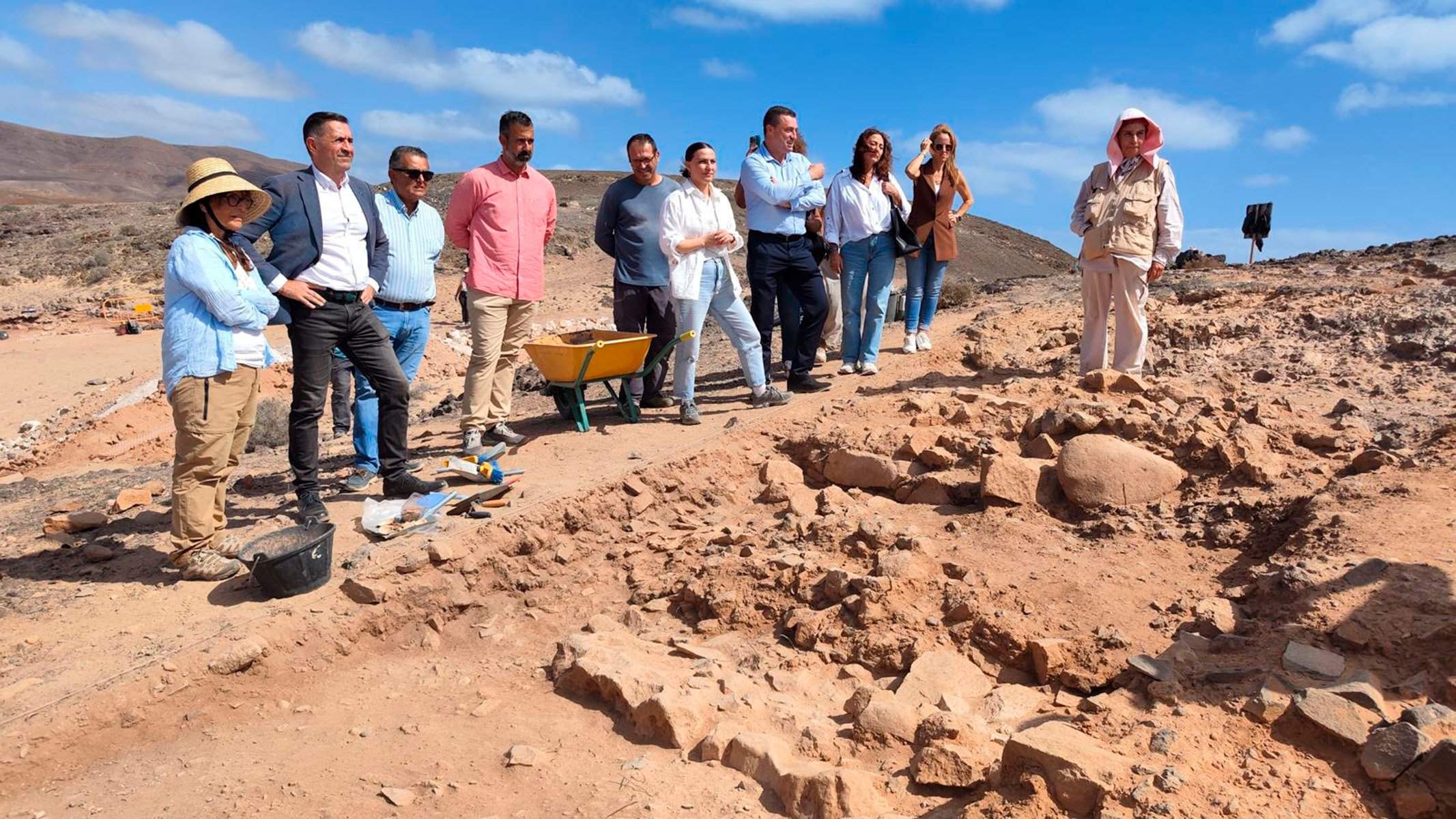 Visita de representantes políticos al yacimiento de San Marcial del Rubicón.