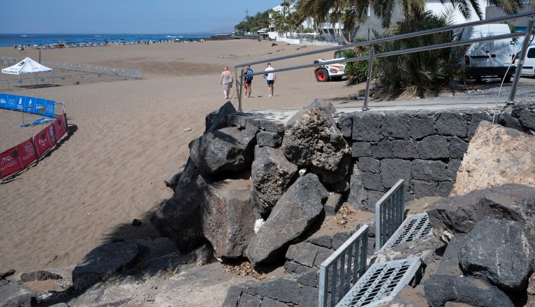 Un aliviadero en Playa Blanca, en Tías. Foto: Adriel Perdomo.