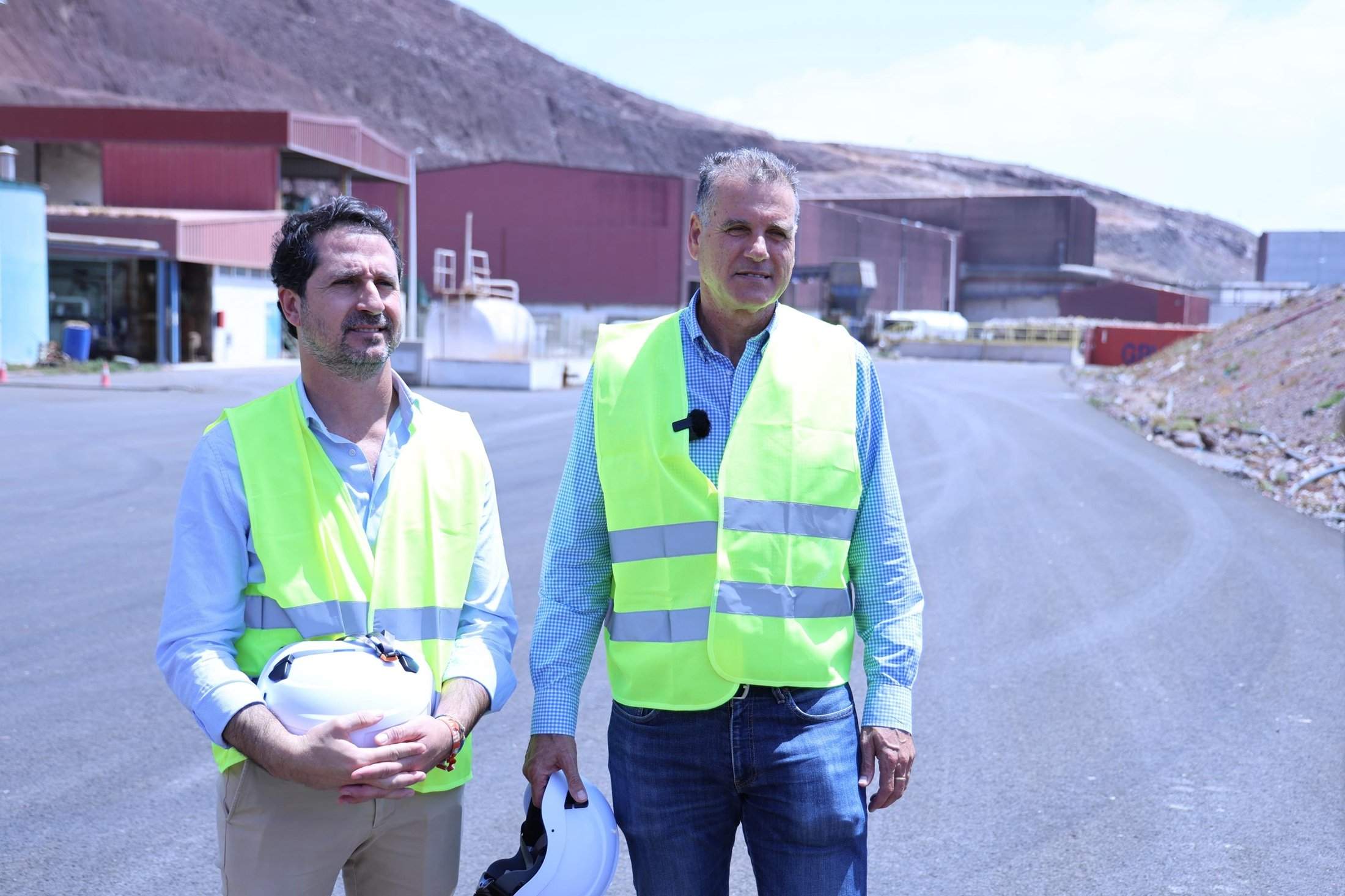 Domingo Cejas, consejero de Residuos, durante una visita a Zonzamas