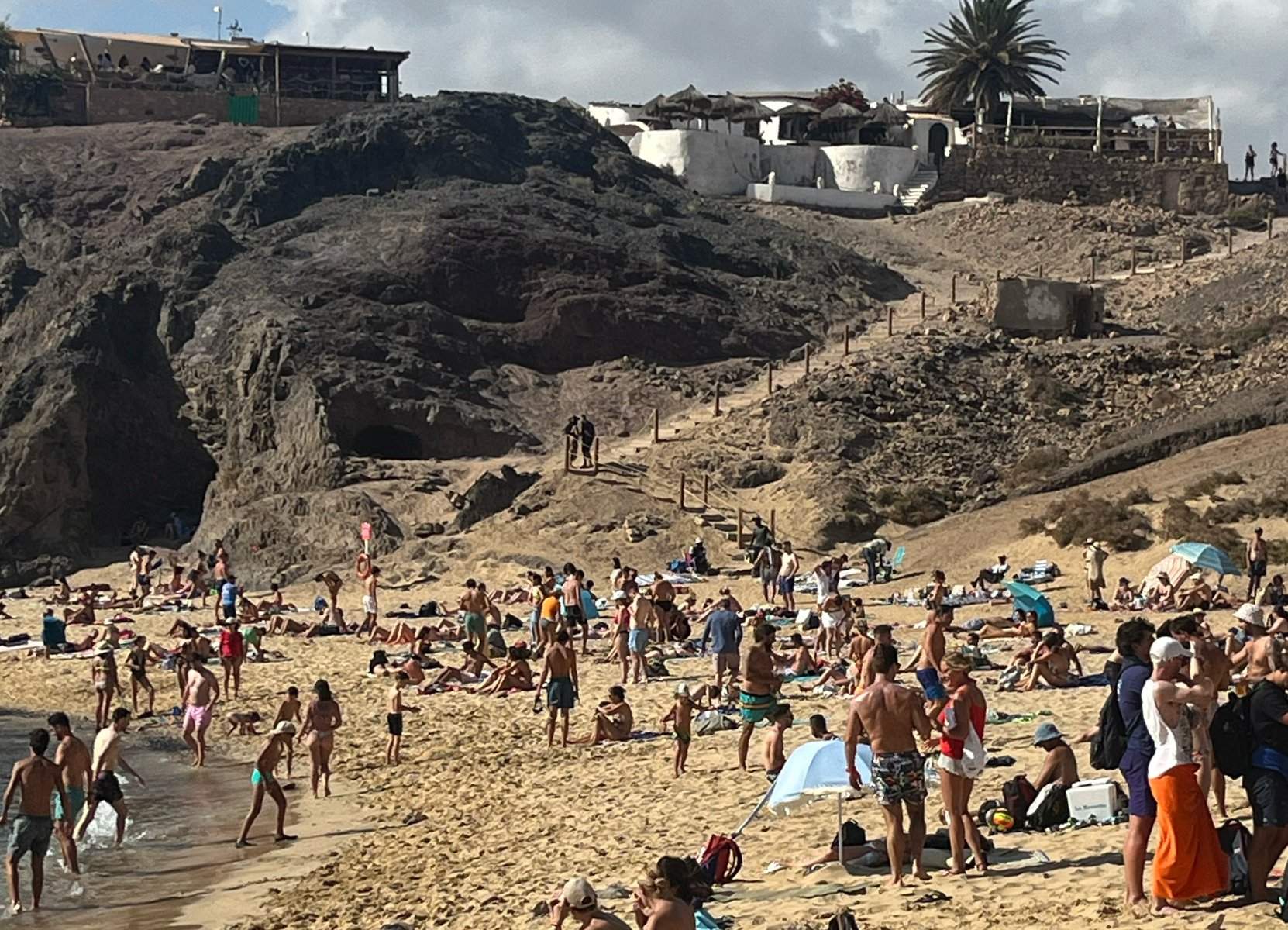 La playa de Papagayo repleta de personas. Foto: Cedida.