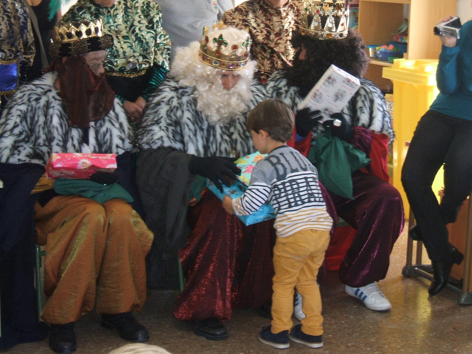 Sus majestades los reyes magos visitan al CEIP Las Breñas. Archivo personal: Mercedes Morales