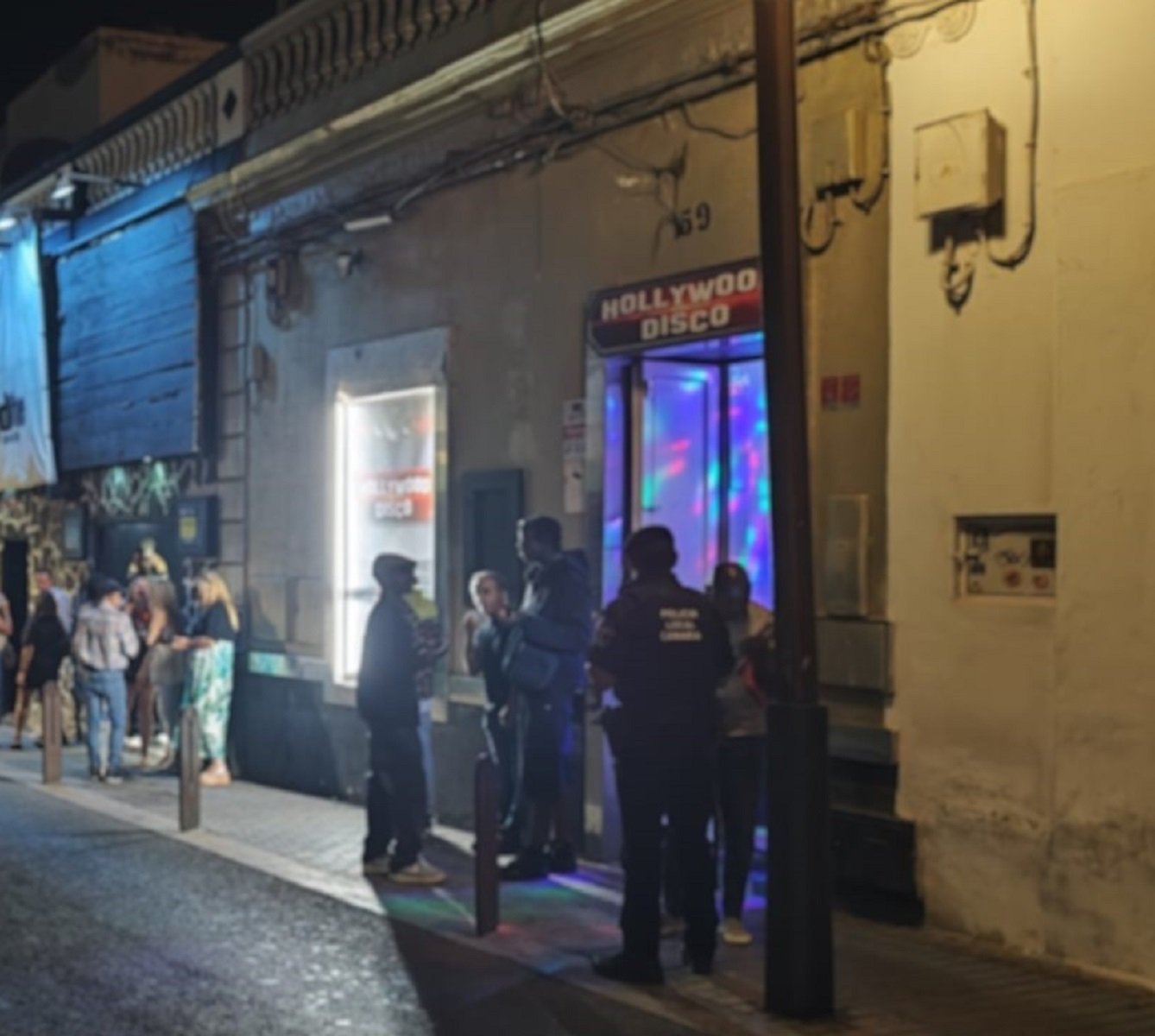 La Policía Local de Arrecife refuerza dispositivos para controlar los horarios de los locales de ocio nocturno.