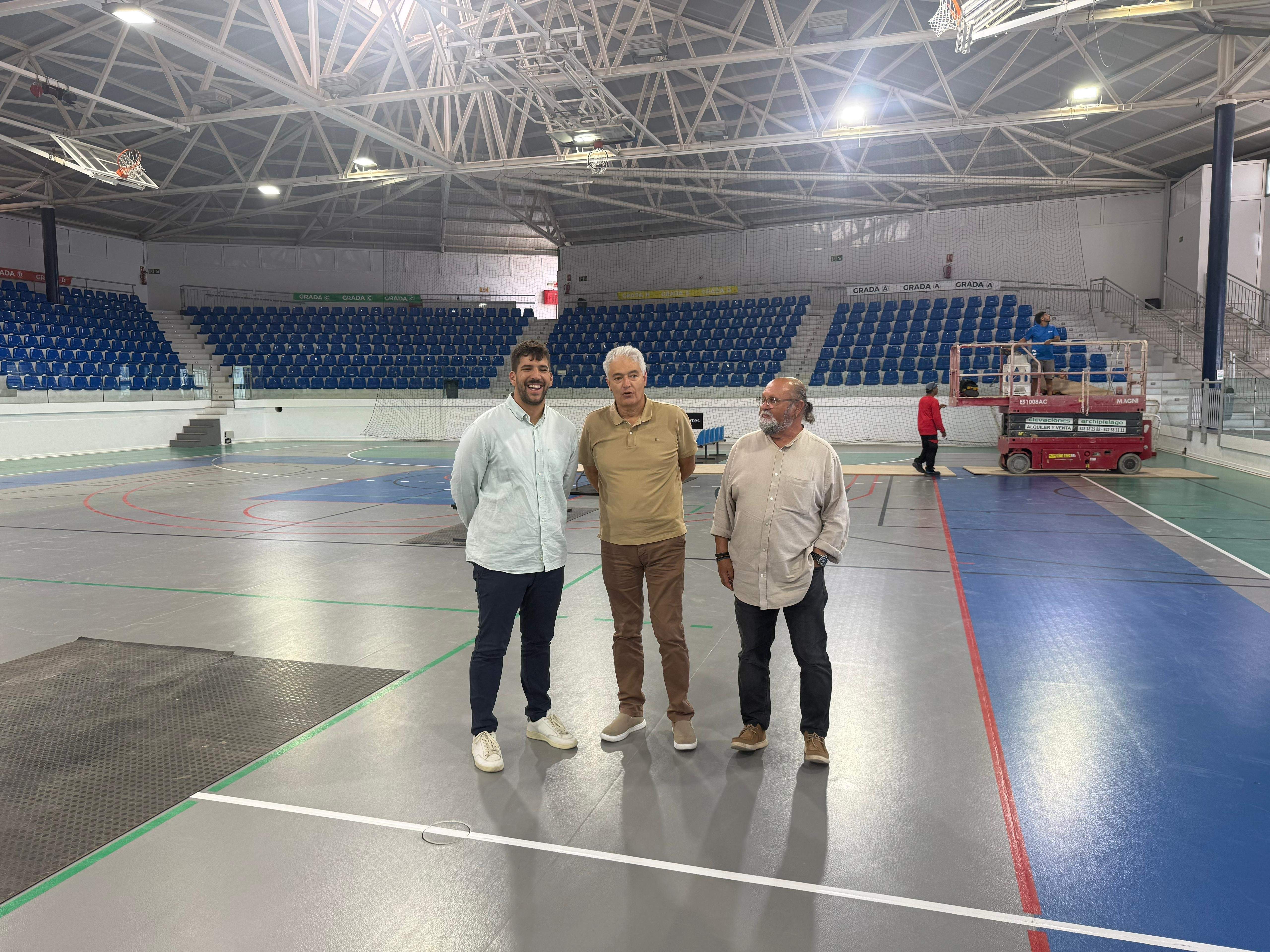 Ismael Cruz, Jose Juan Cruz Saavedra y Nicolás Saavedra en el pabellón municipal de Tías. 
