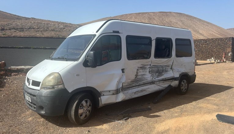 La miniguagua implicada en el accidente en la carretera general de Femes a Las Casitas. Foto: Consorcio de Emergencias.