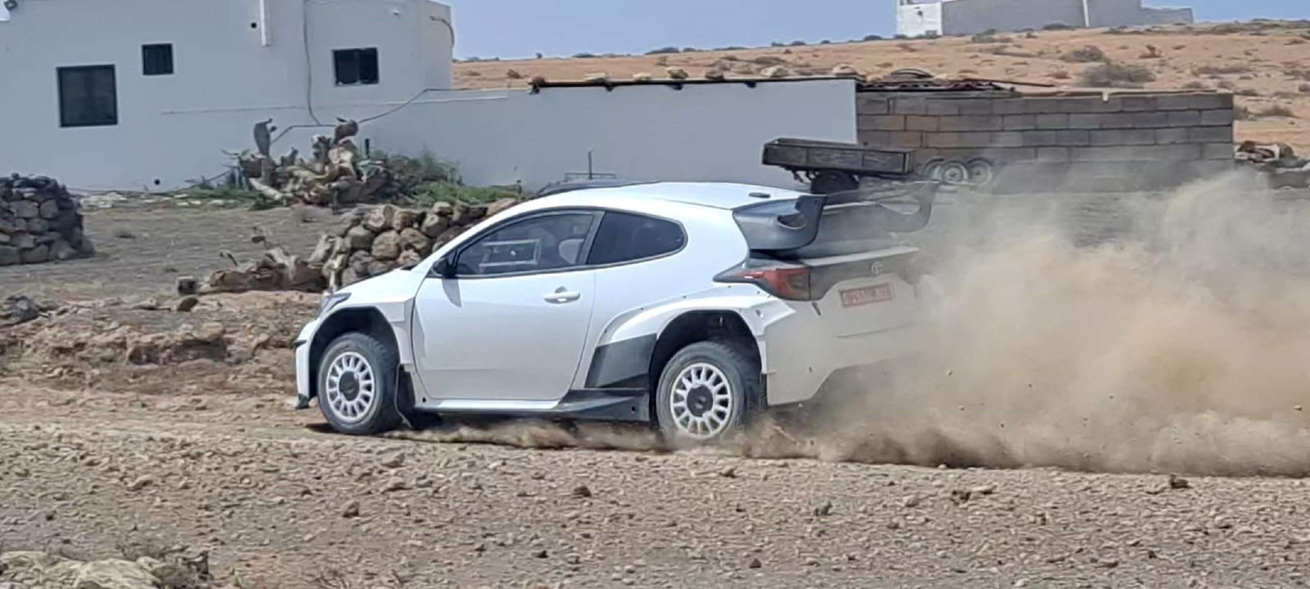 Un vehículo probando en el Rallye Isla de Los Volcanes