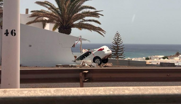 Un vehículo se estampa contra una vivienda en la LZ-2. Un vehículo se estampa contra una vivienda en la LZ-2.