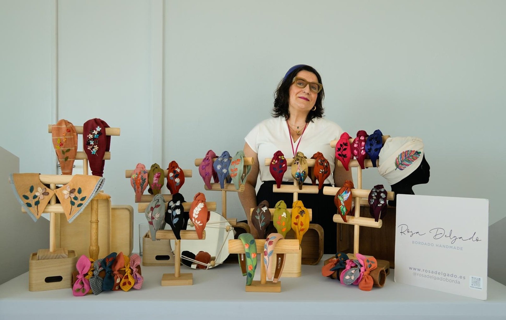 Rosa Delgado con algunas de sus piezas. Moda. 
