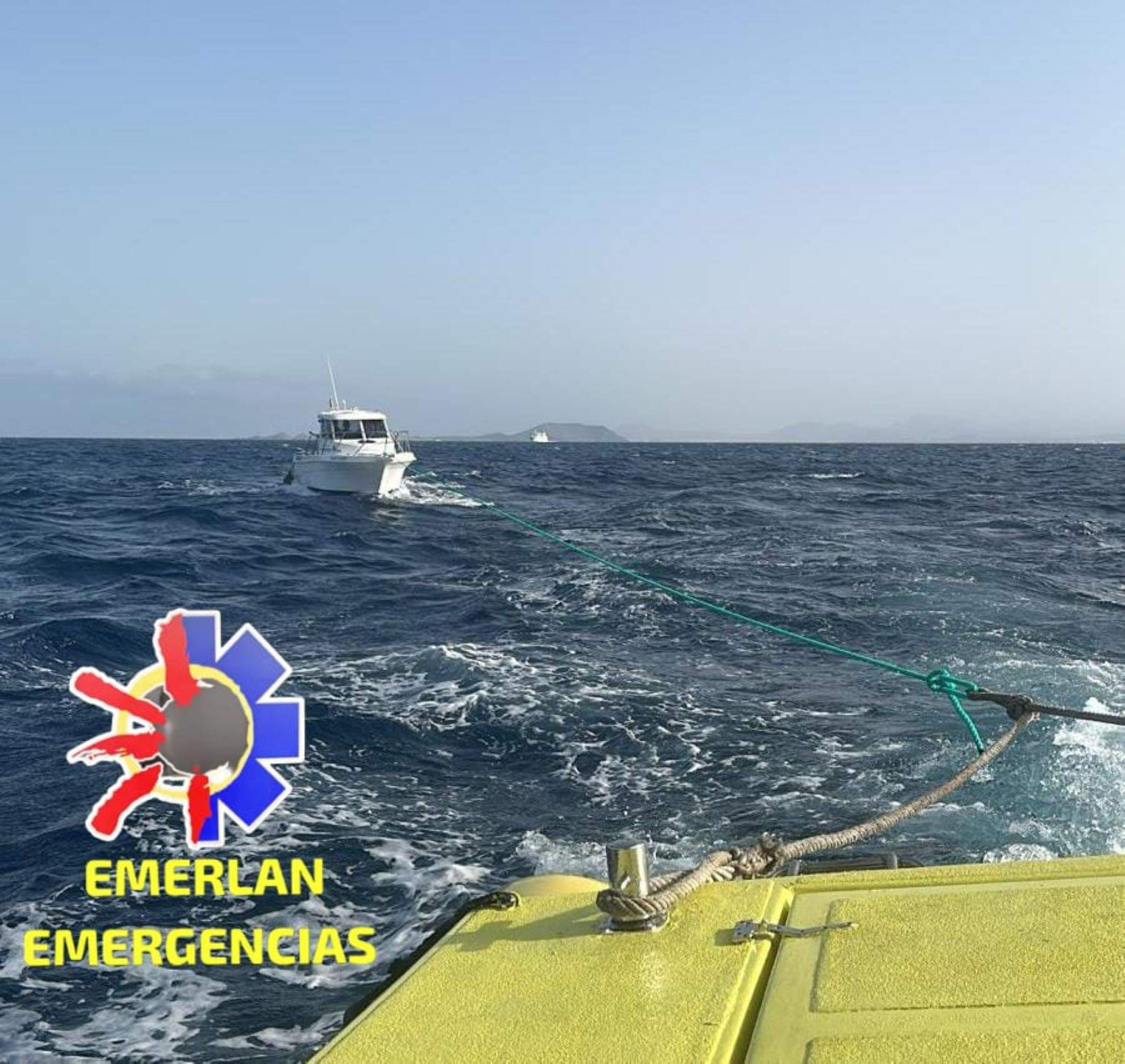 Rescatan a tres tripulantes de una embarcación a la deriva frente a Playa Blanca