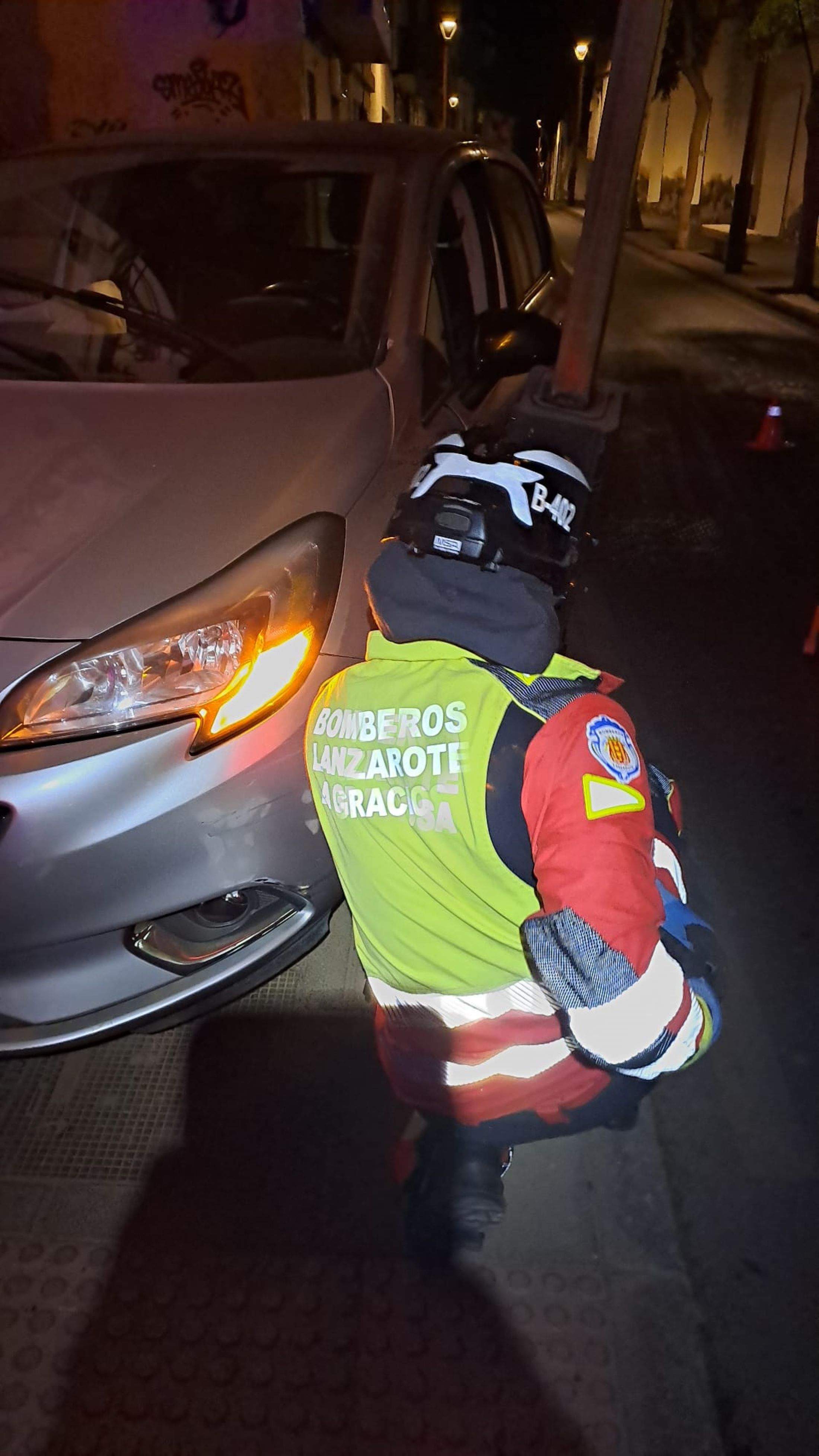 Un coche impacta contra una farola en Arrecife 