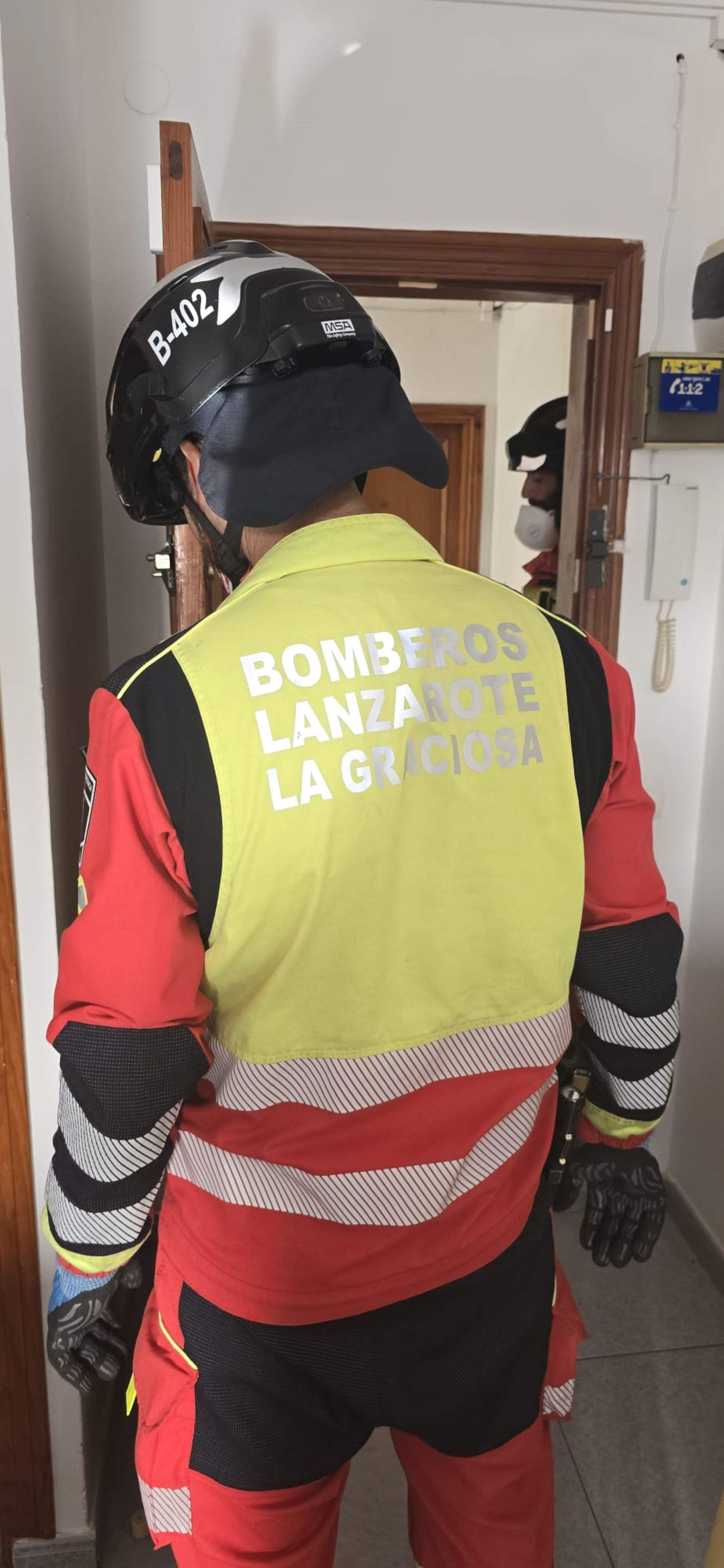 Los bomberos rescatan a un hombre accidentado en su casa de Arrecife