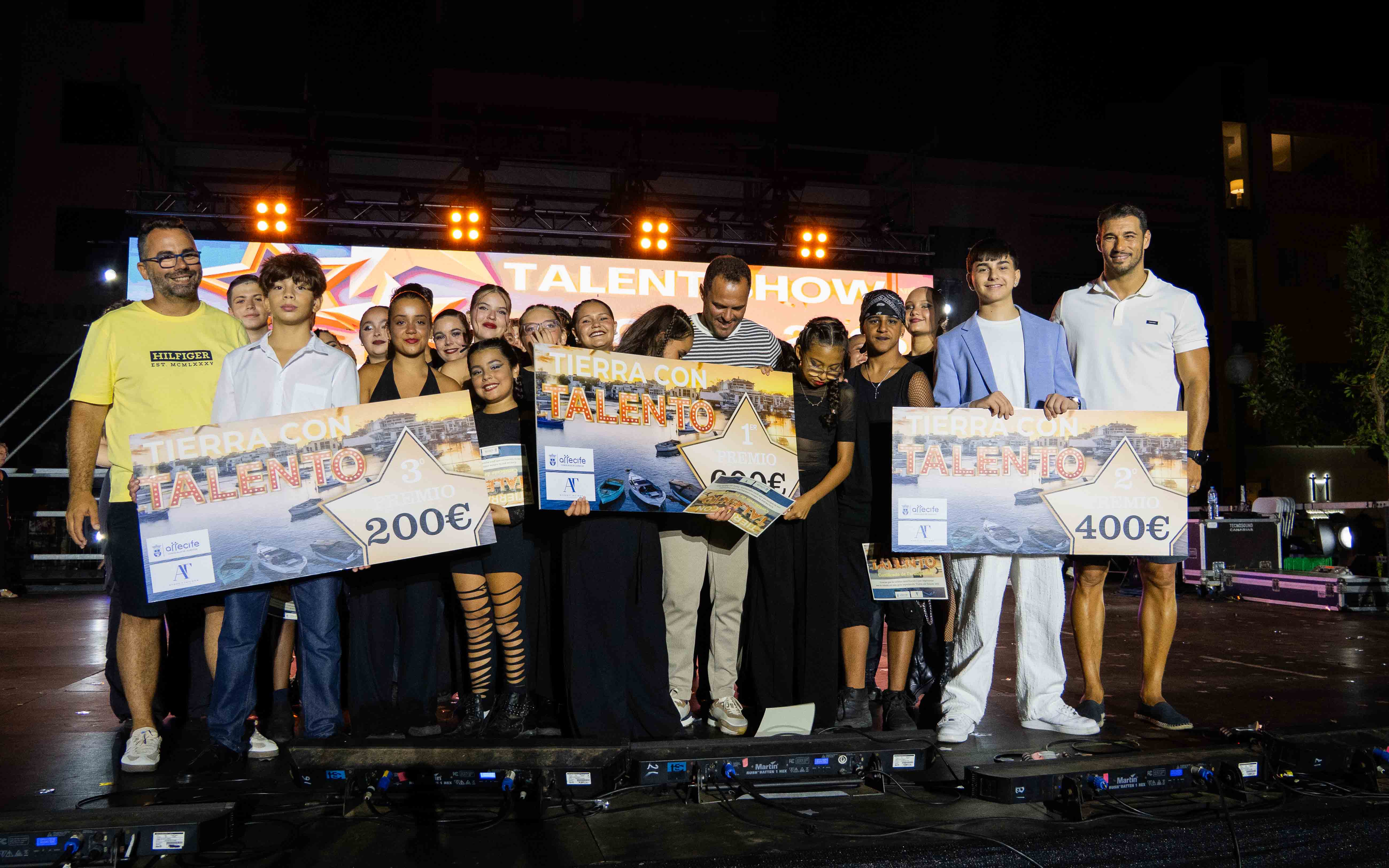 Autoridades y premiados en el concurso de talentos de danza.