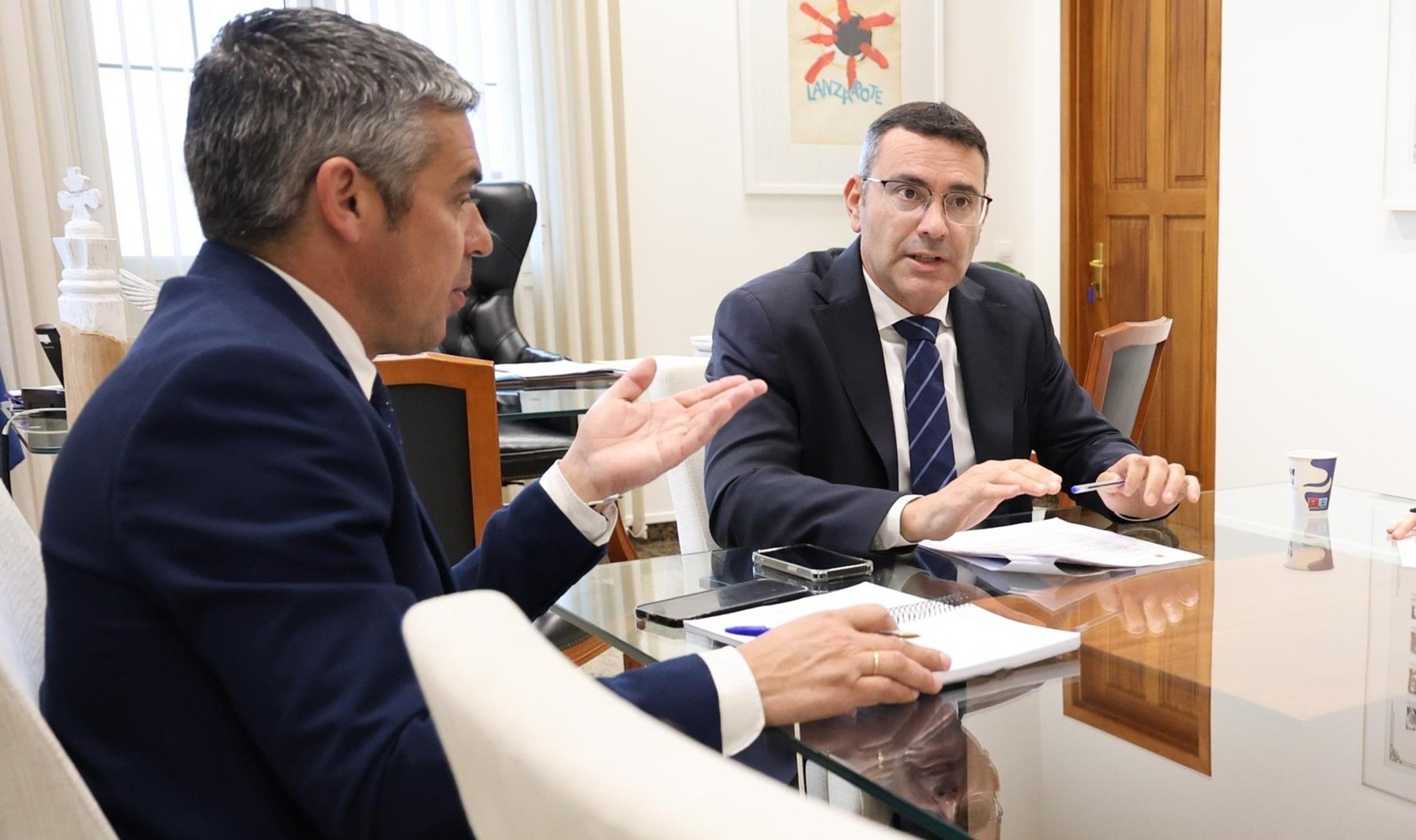 Reunión de Oswaldo Betancort con el consejero de Agricultura, Narvay Quintero