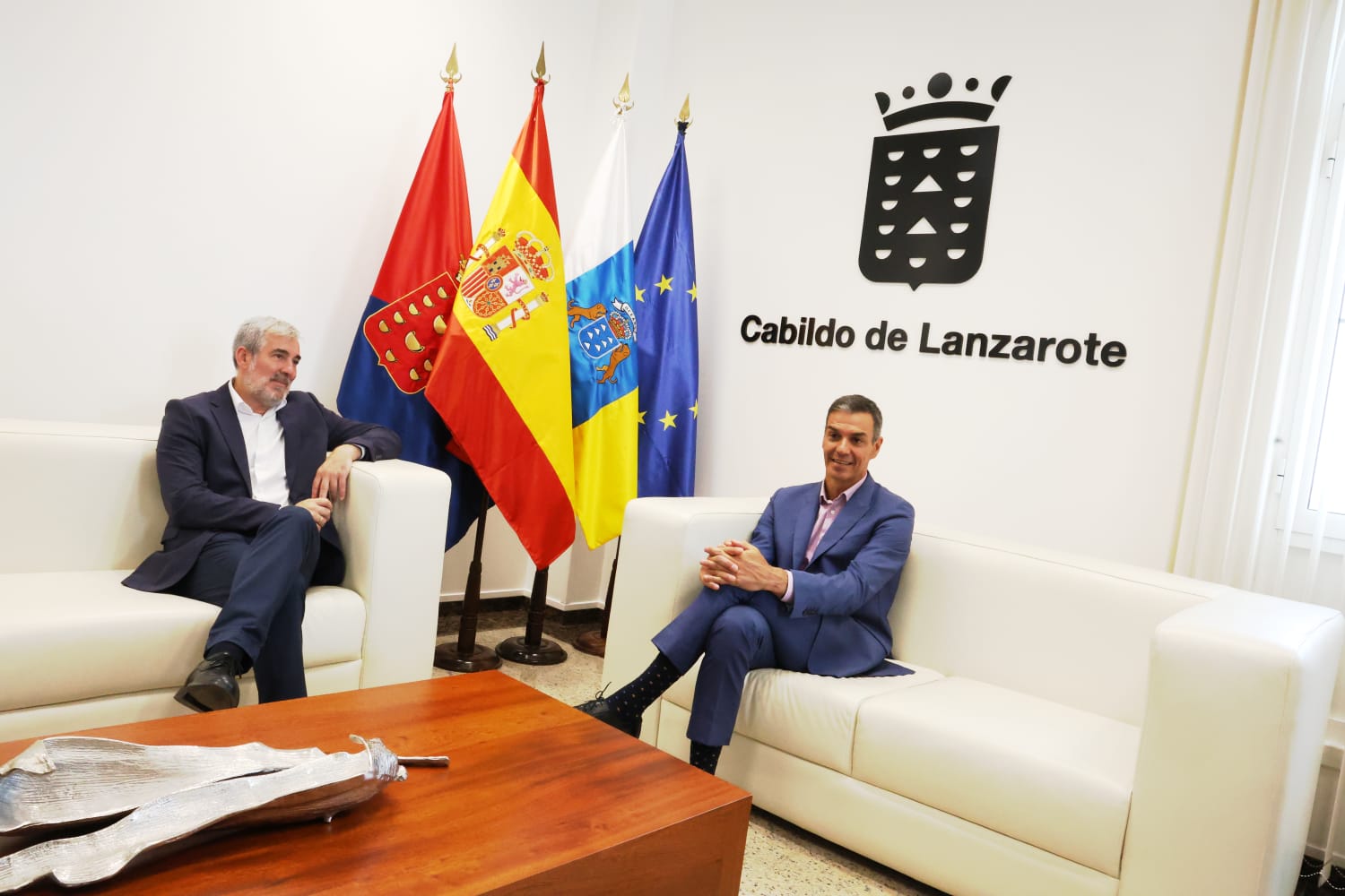 Pedro Sánchez y Fernando Clavijo se reúnen en Lanzarote. Fotos: Juan Mateos y La Voz. Pedro Sánchez y Fernando Clavijo se reúnen en Lanzarote. Fotos: Juan Mateos y La Voz.