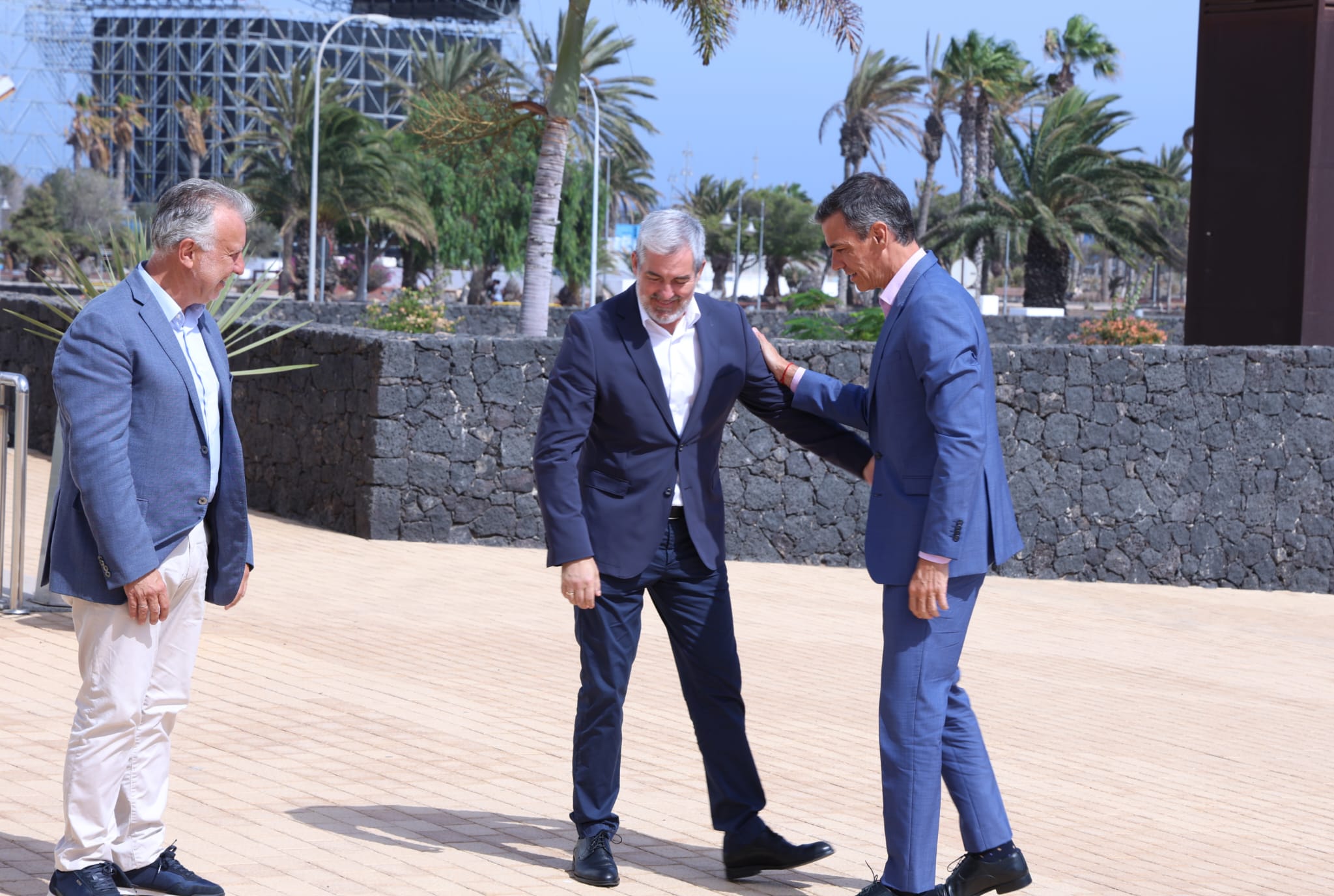 Pedro Sánchez y Fernando Clavijo se reúnen en Lanzarote. Fotos: Juan Mateos y La Voz. Pedro Sánchez y Fernando Clavijo se reúnen en Lanzarote. Fotos: Juan Mateos y La Voz.