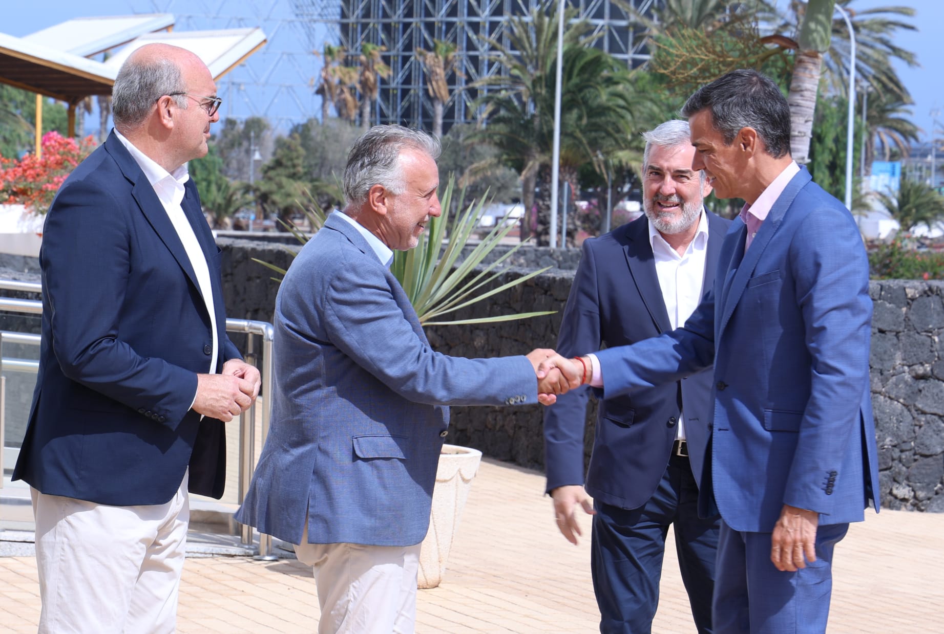 Pedro Sánchez y Fernando Clavijo se reúnen en Lanzarote. Fotos: Juan Mateos y La Voz. Pedro Sánchez y Fernando Clavijo se reúnen en Lanzarote. Fotos: Juan Mateos y La Voz.