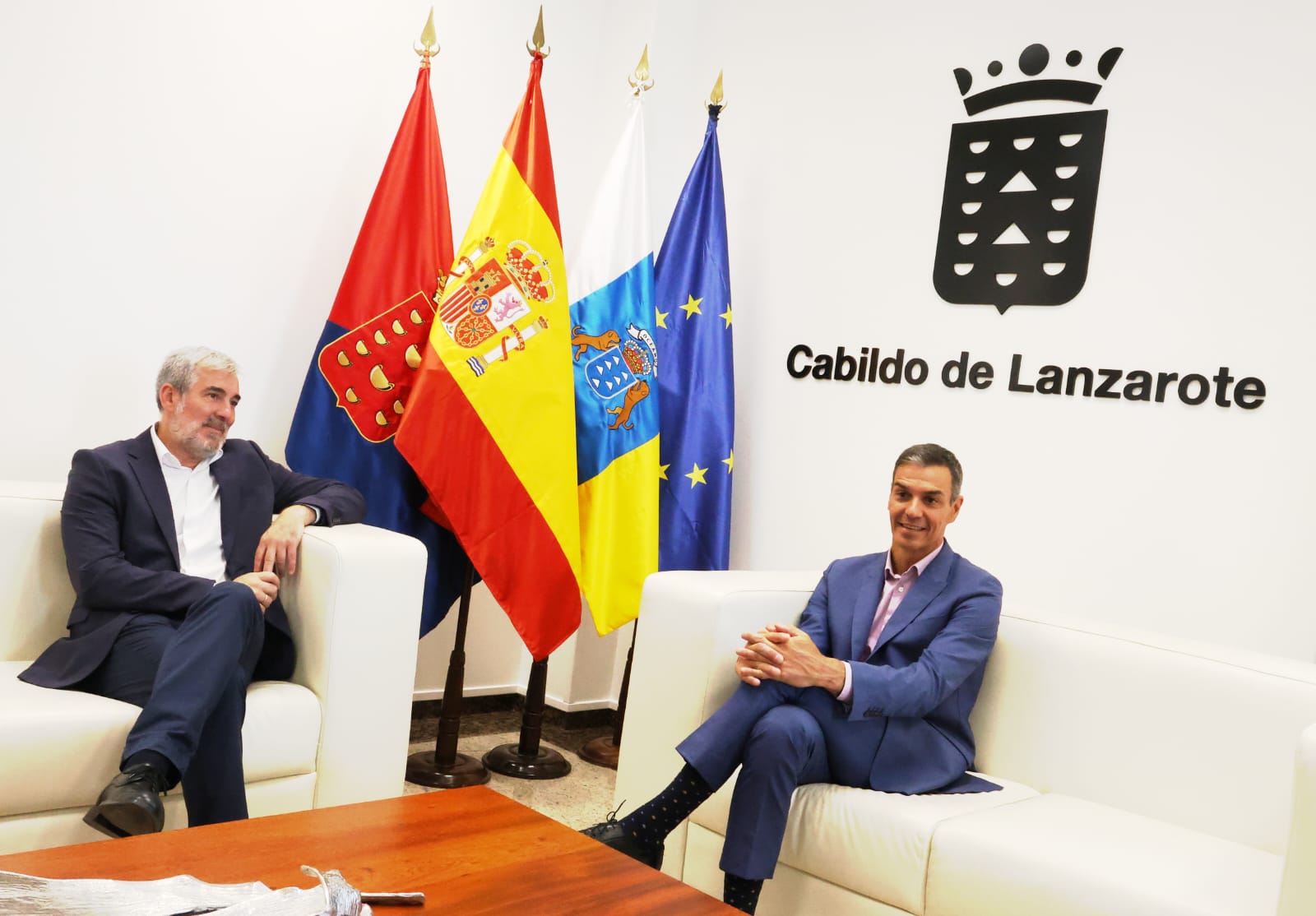 Pedro Sánchez y Fernando Clavijo se reúnen en Lanzarote. Fotos: Juan Mateos y La Voz. Pedro Sánchez y Fernando Clavijo se reúnen en Lanzarote. Fotos: Juan Mateos y La Voz.