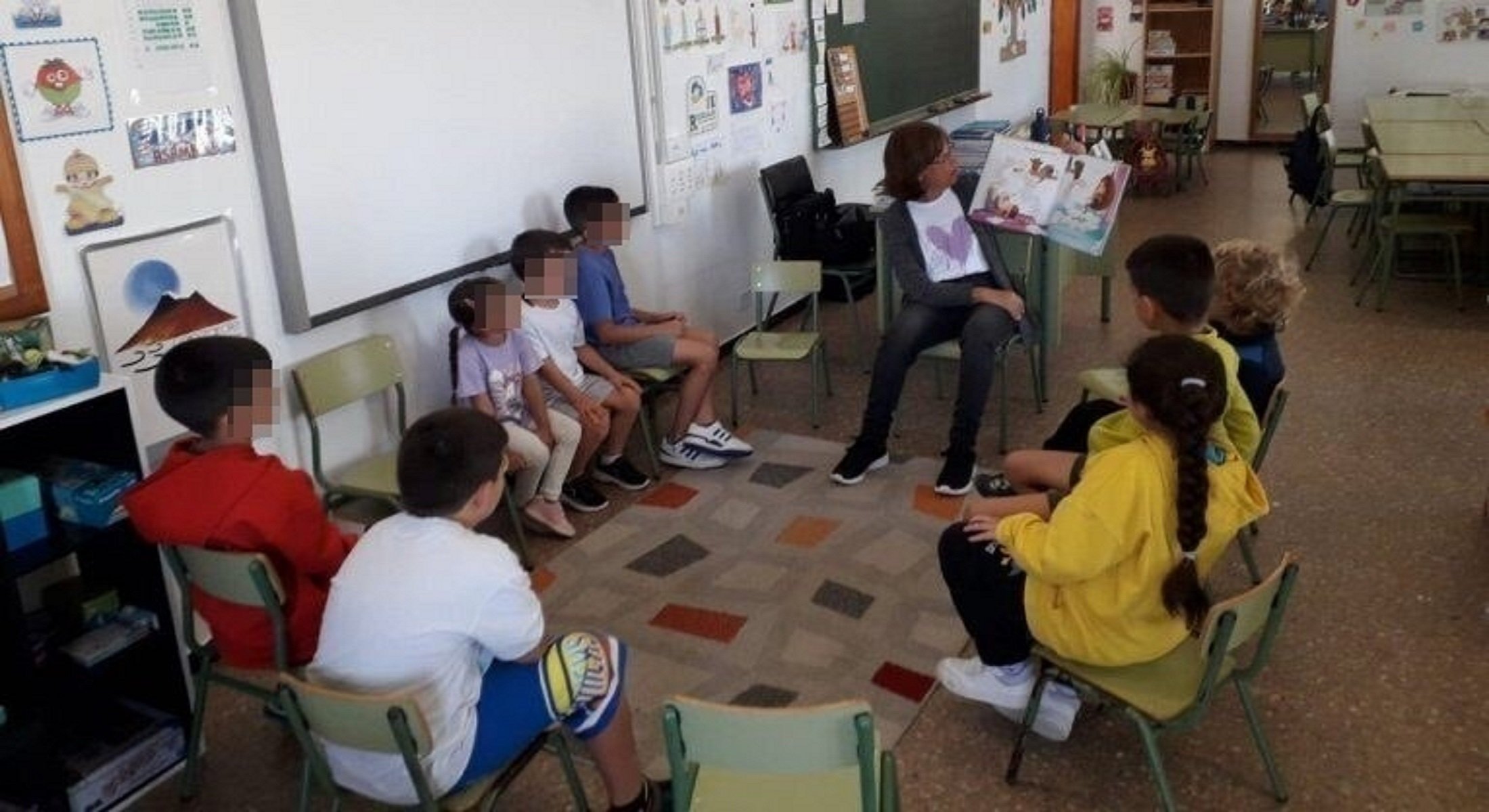 Lectura del cuento titulado Hilo Invisible. Archivo personal: Mercedes Morales.