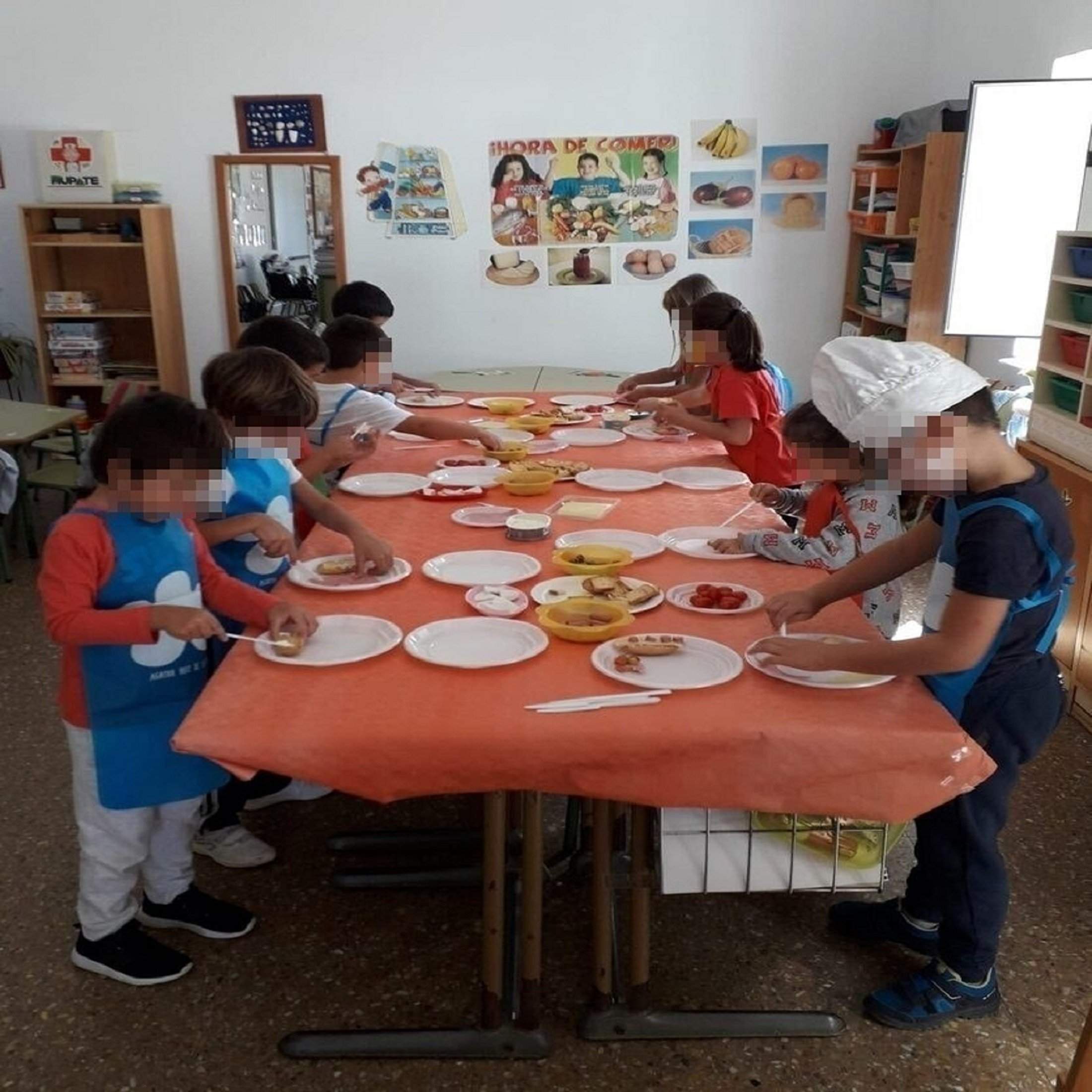 El alumnado de Las Breñas con las manos en la masa. Archivo personal: Mercedes Morales.