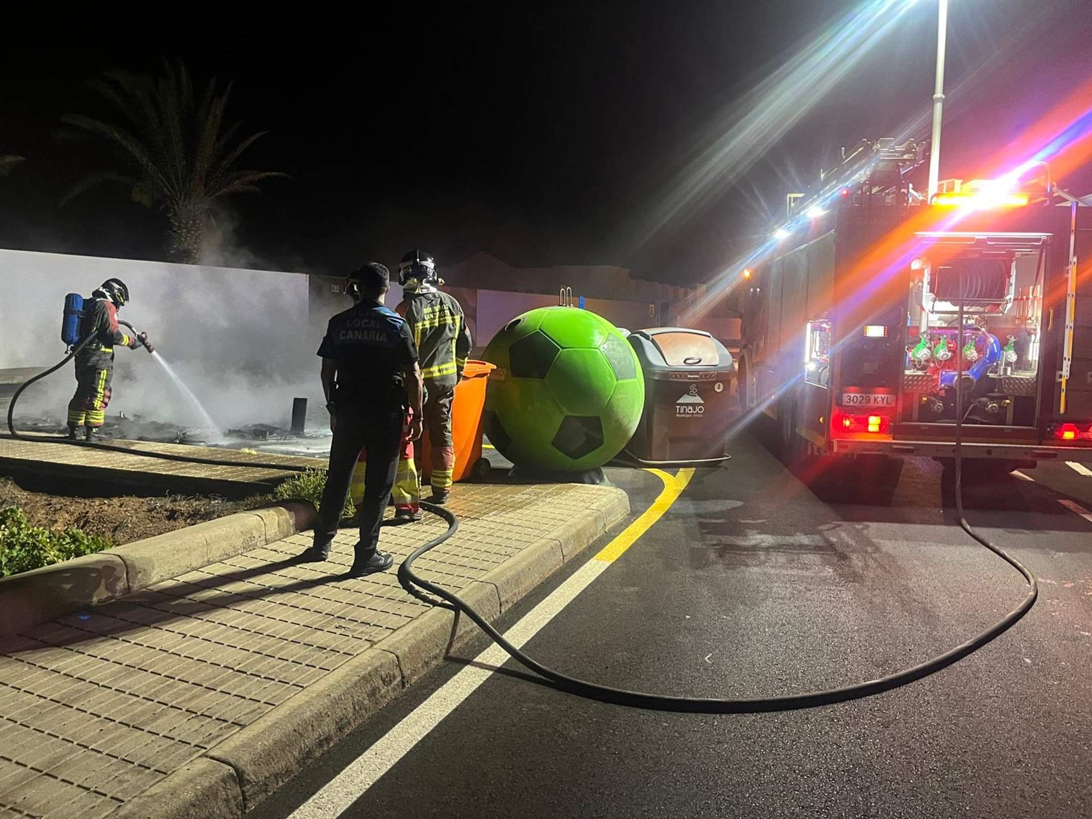 Bomberos durante la actuación en Tinajo