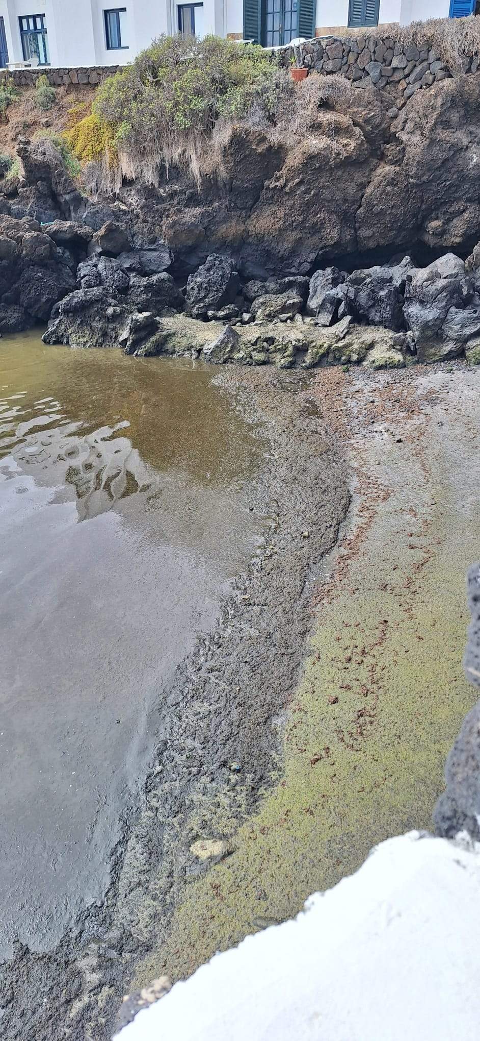 Restos de los presuntos vertidos en Punta Mujeres