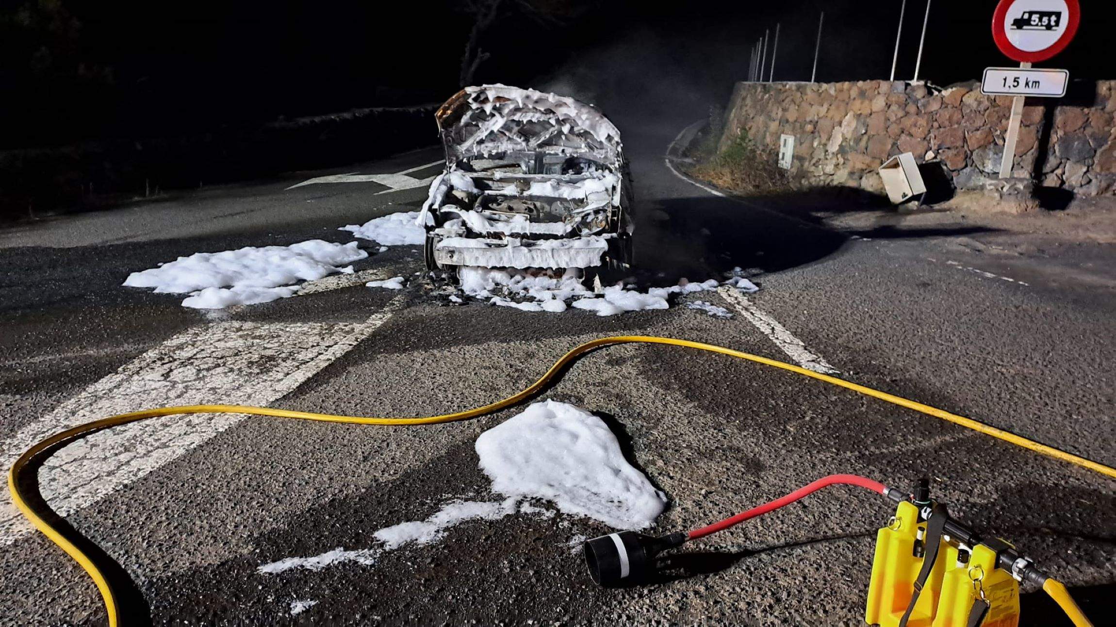 Coche incendiado en Tabayesco