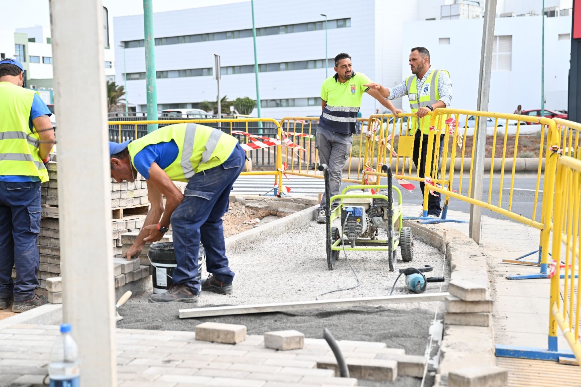 El alcalde Yonathan de León supervisa estos nuevos trabajos para suprimer barreras en las calles de Arrecife 