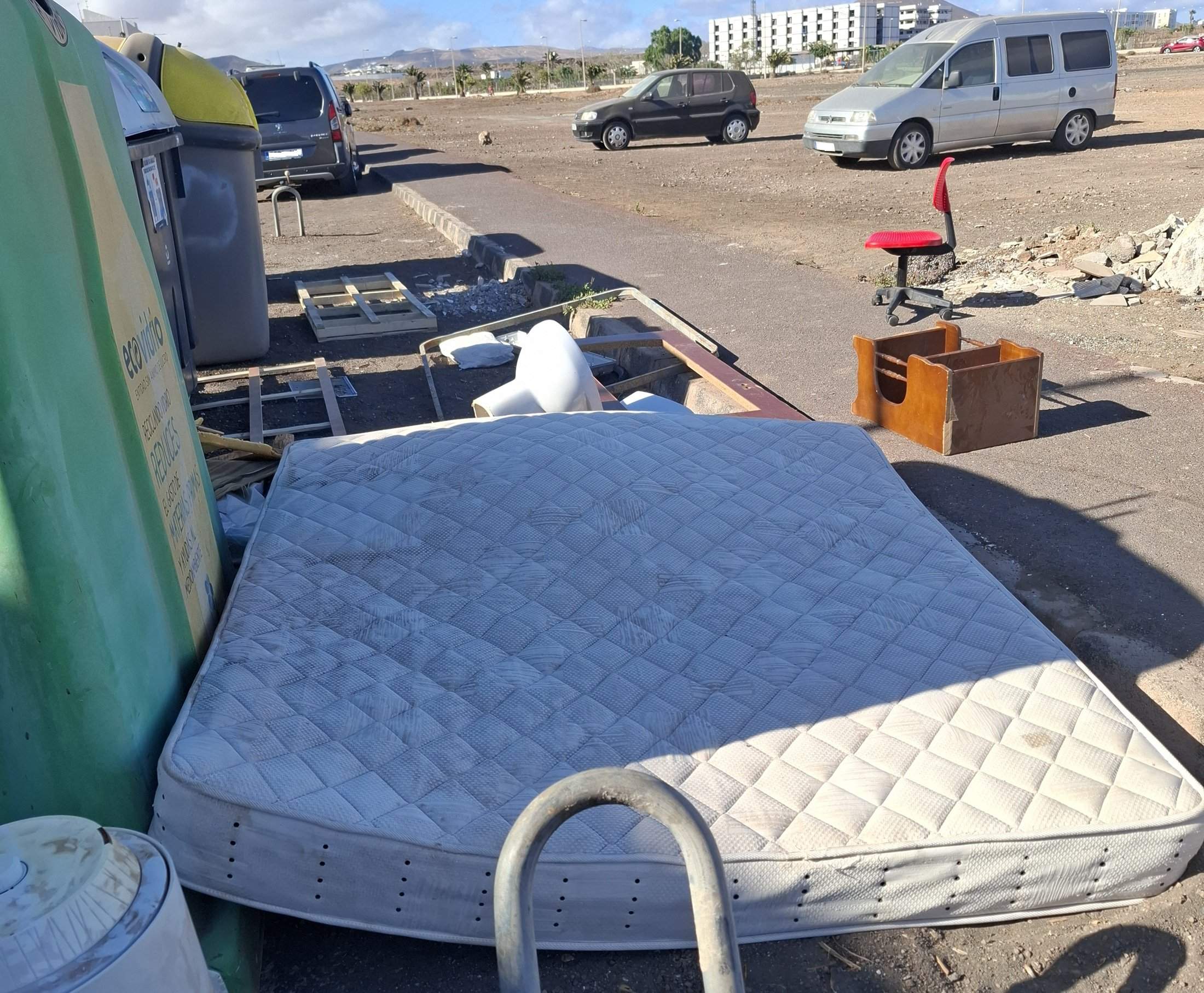 Residuos en mitad de la calle en Arrecife