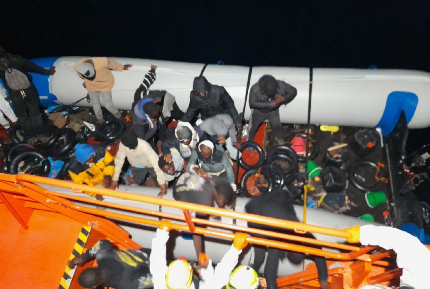 Una de las embarcaciones rescatadas durante esta madrugada en Lanzarote. Foto: Salvamento Marítimo.