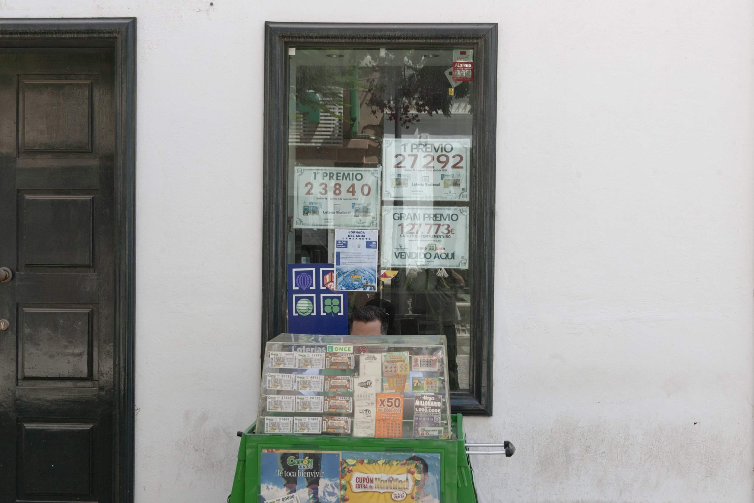 Un puesto de la ONCE y otro de Lotería, en la calle Real. Foto: Juan Mateos.