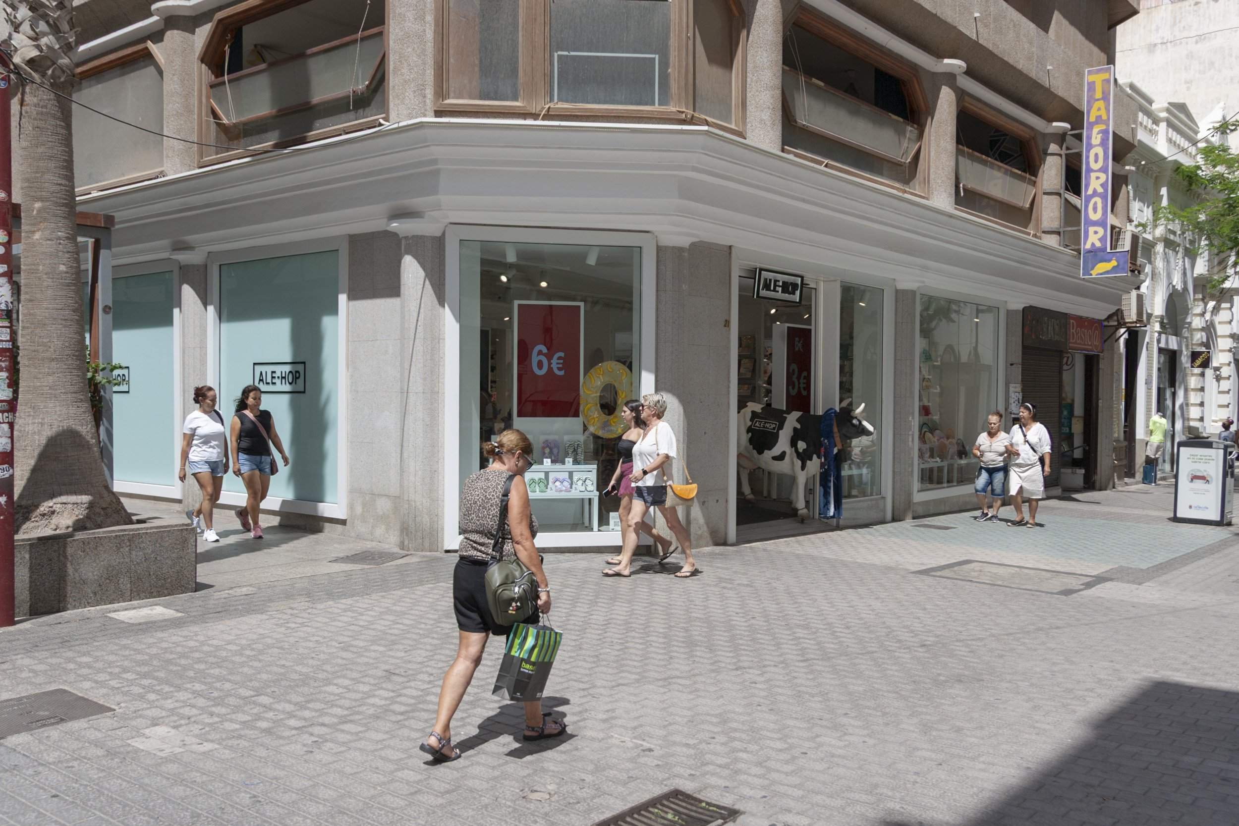 Personas caminando por la calle Real de Arrecife. Foto: Juan Mateos.