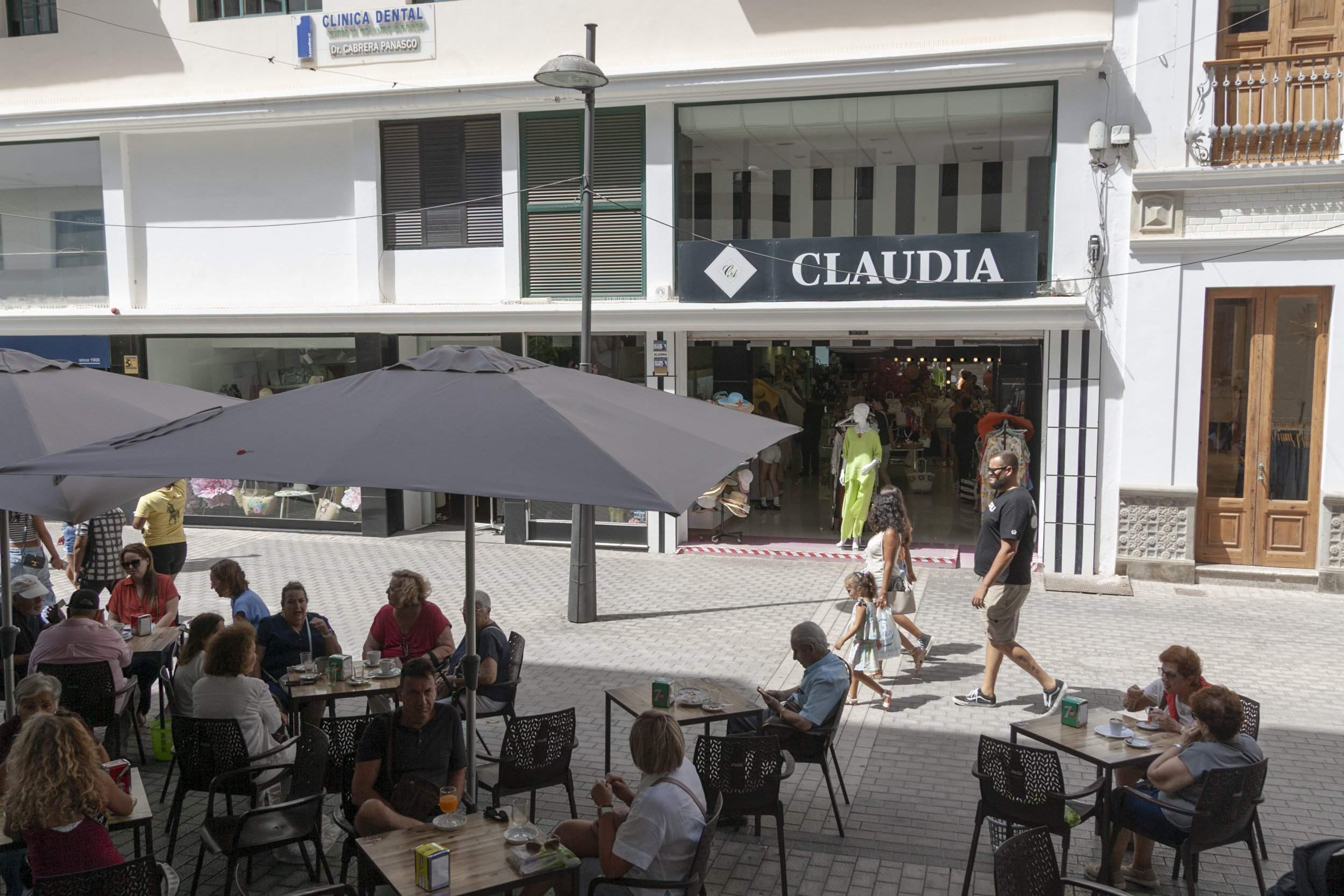 Personas caminando por comercios de la calle Real de Arrecife. Foto: Juan Mateos.