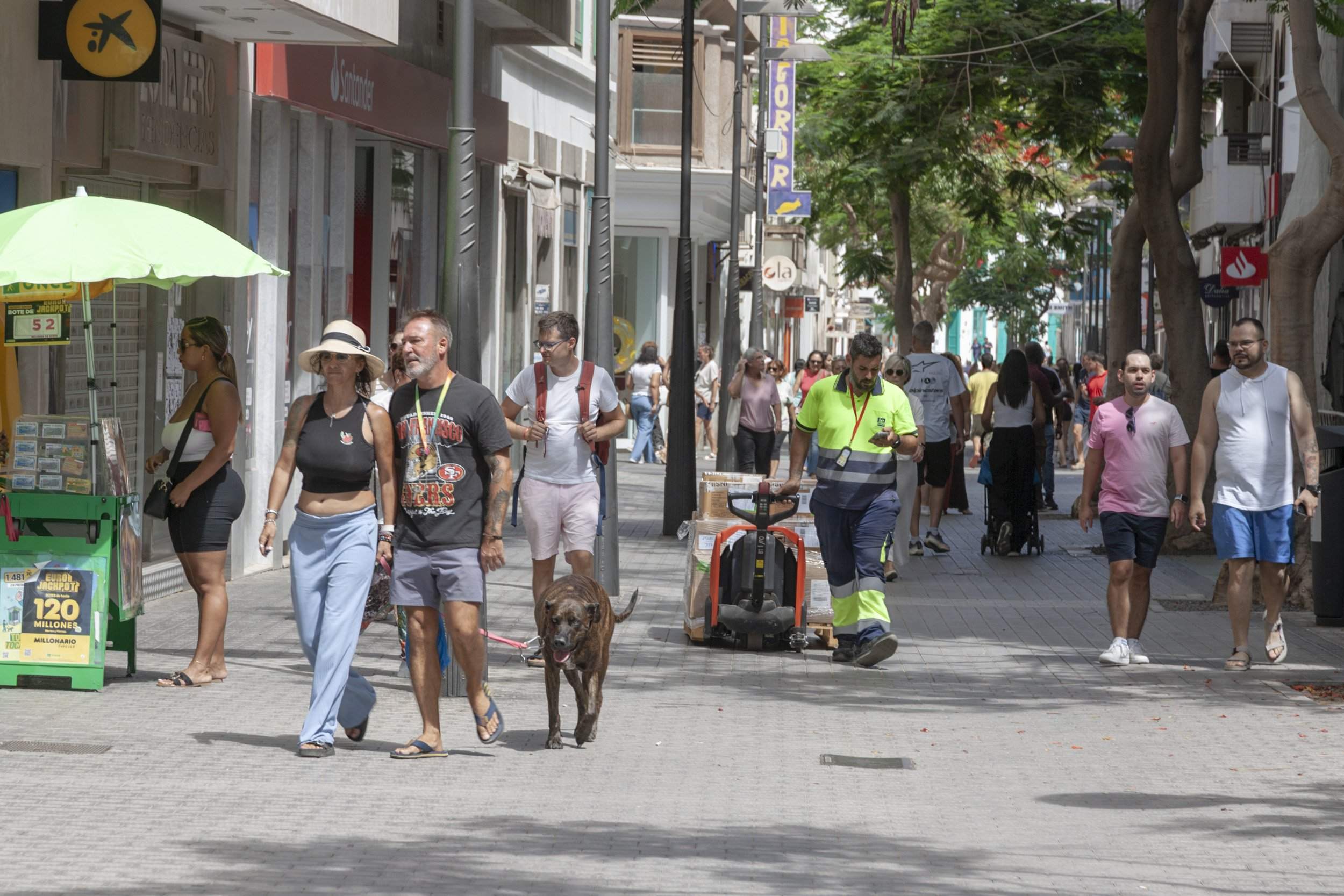 Personas caminando por comercios de la calle Real de Arrecife. Foto: Juan Mateos.