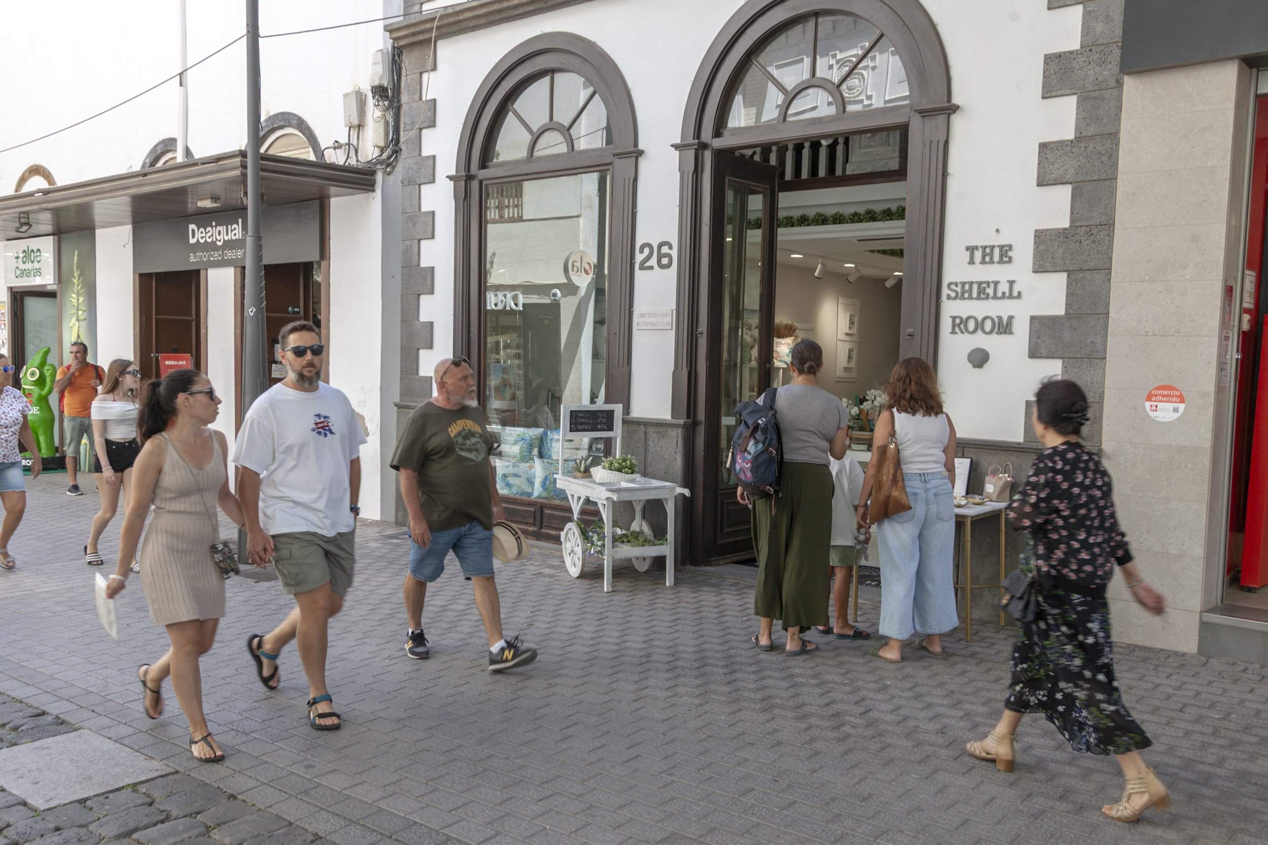 Personas caminando por comercios de la calle Real de Arrecife. Foto: Juan Mateos. Personas caminando por comercios de la calle Real de Arrecife. Foto: Juan Mateos.