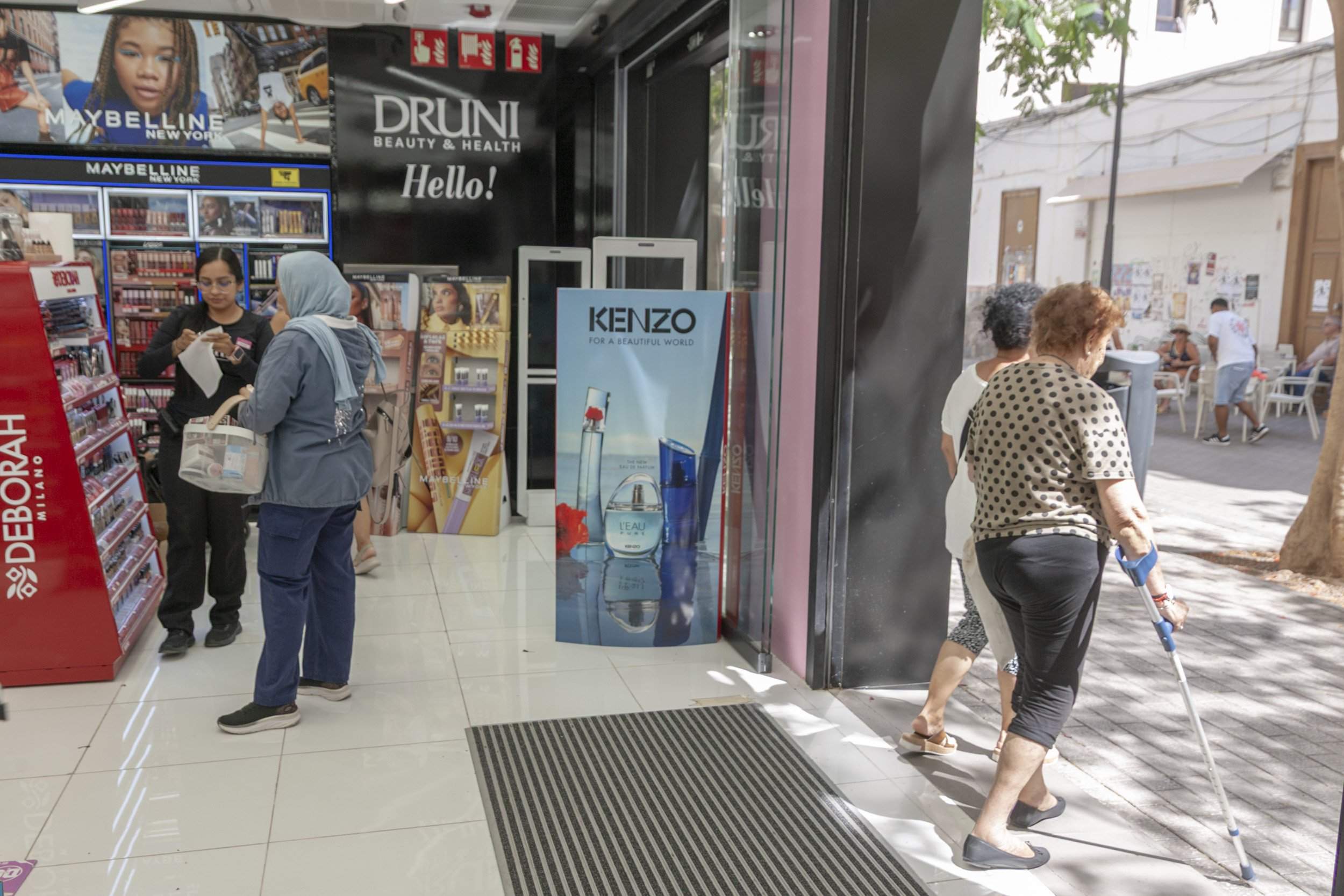 Personas caminando por comercios de la calle Real de Arrecife. Foto: Juan Mateos.