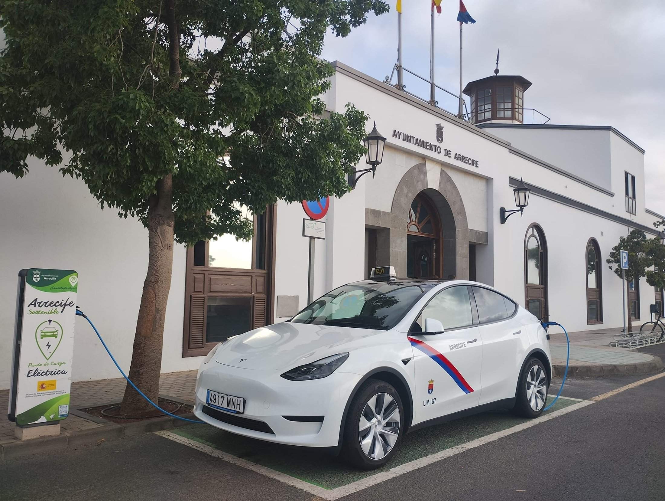 Imagen de un taxi en uno de los puntos de recarga eléctrico en Arrecife