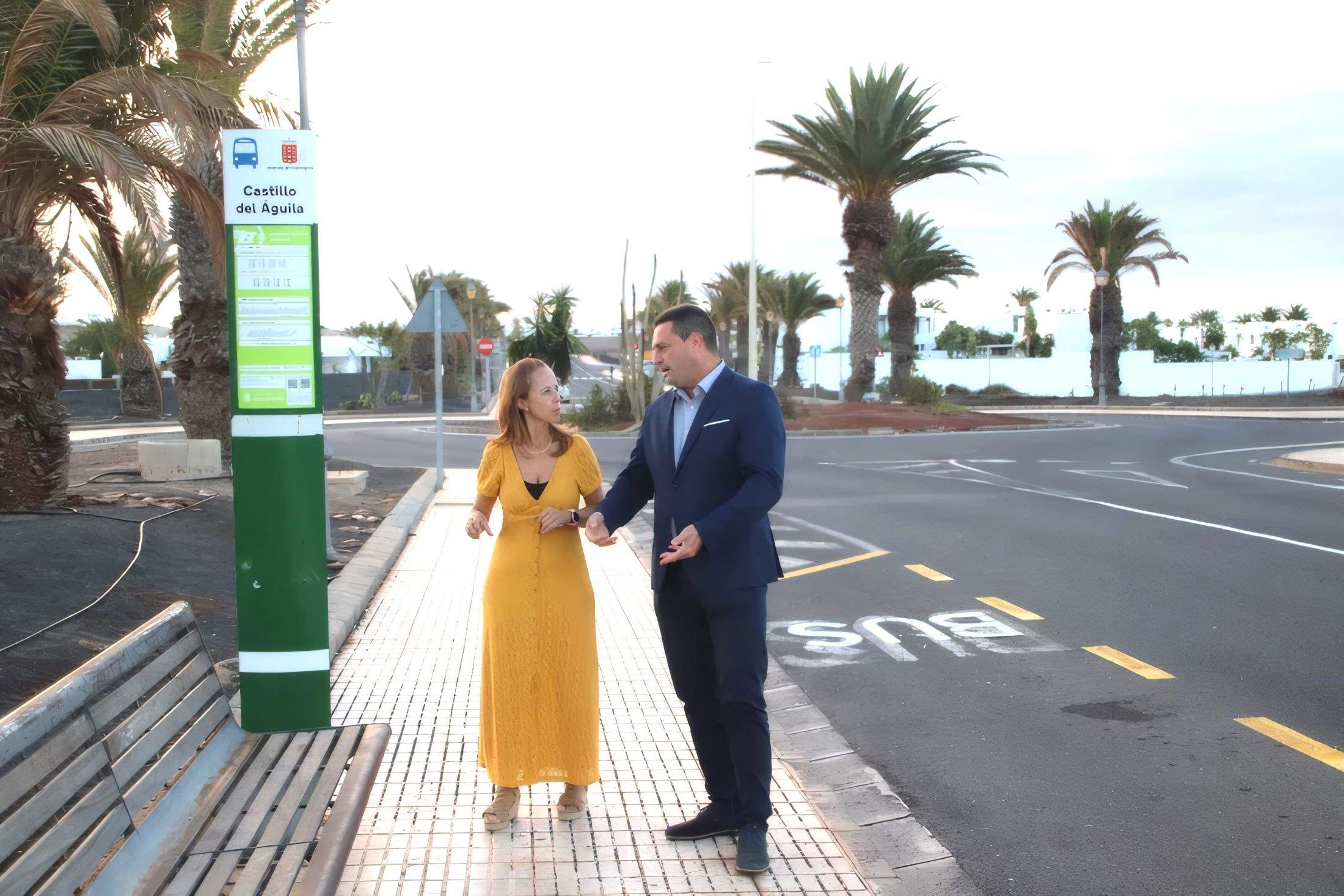 El alcalde y la concejal de Transportes en una de las paradas de Playa Blanca